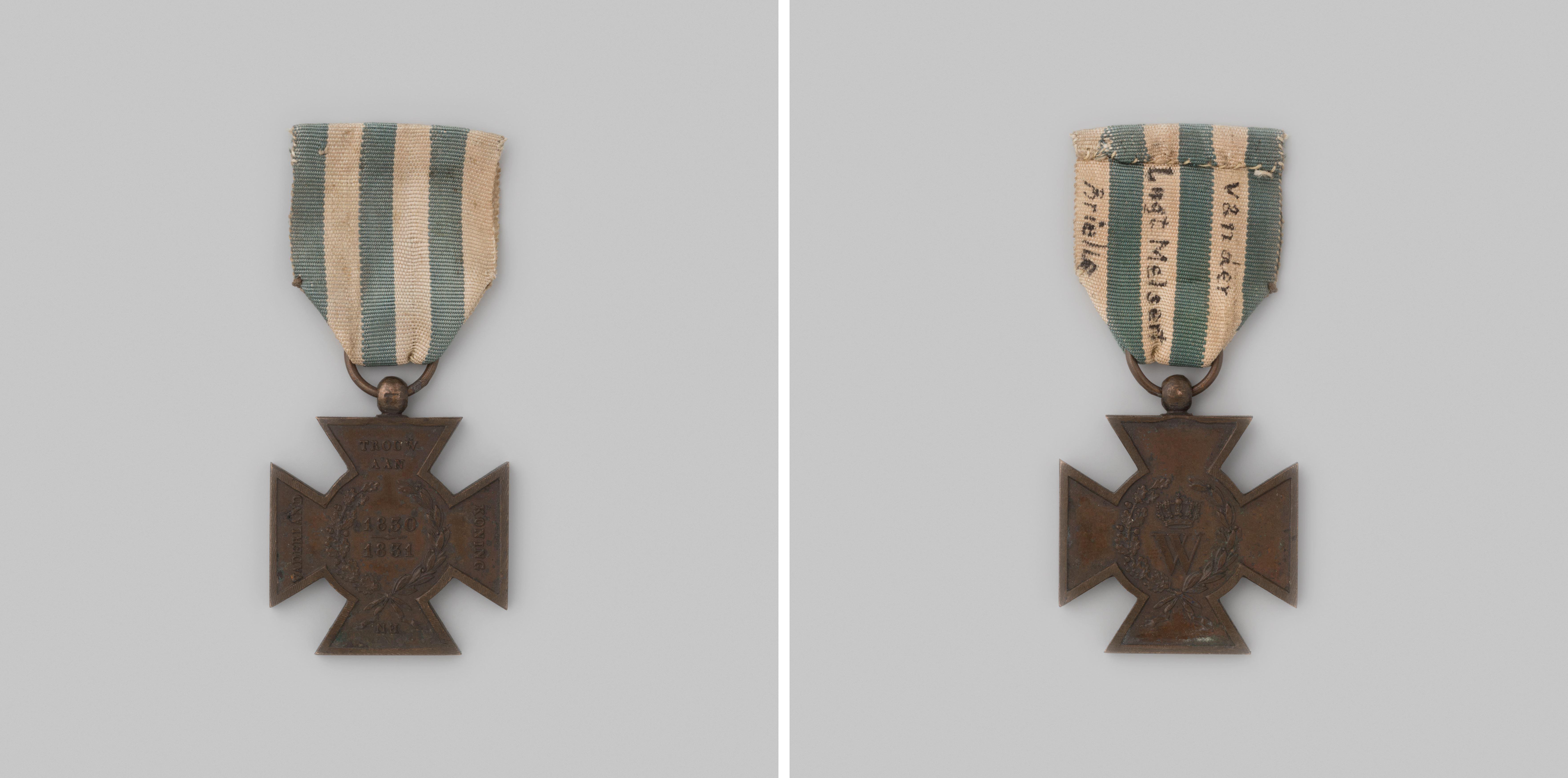 Ereteken (vierarmig kruis) voor eervolle, langdurige en werkelijke dienst bij de schutterij als officier, voor vijftig dienstjaren, gedragen door J. van der Lugt Melsert, commandant te Brielle