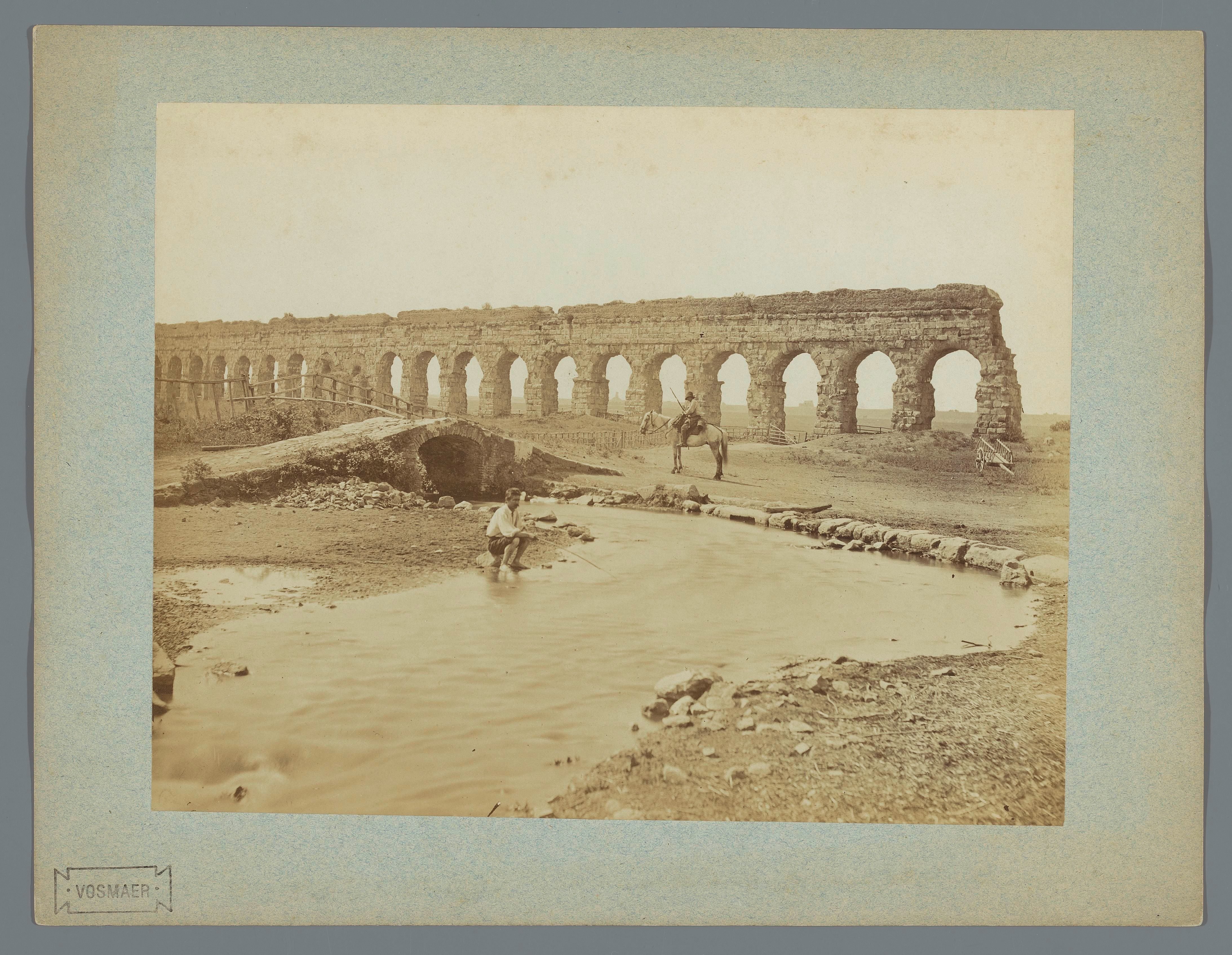 Ruïne van een Griekse of Romeinse brug met visser en ruiter