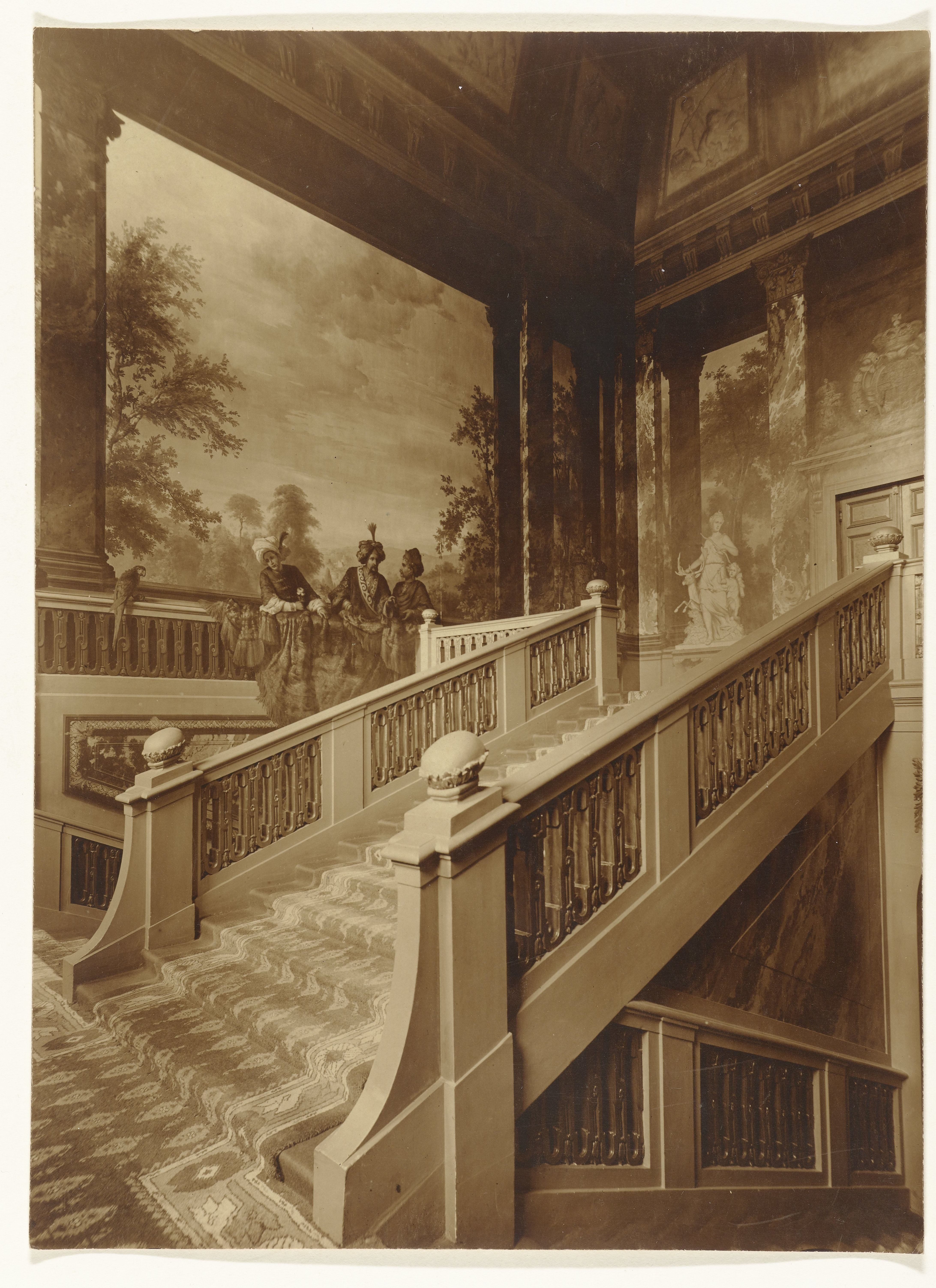 Gezicht in het trappenhuis van Paleis Het Loo in Apeldoorn