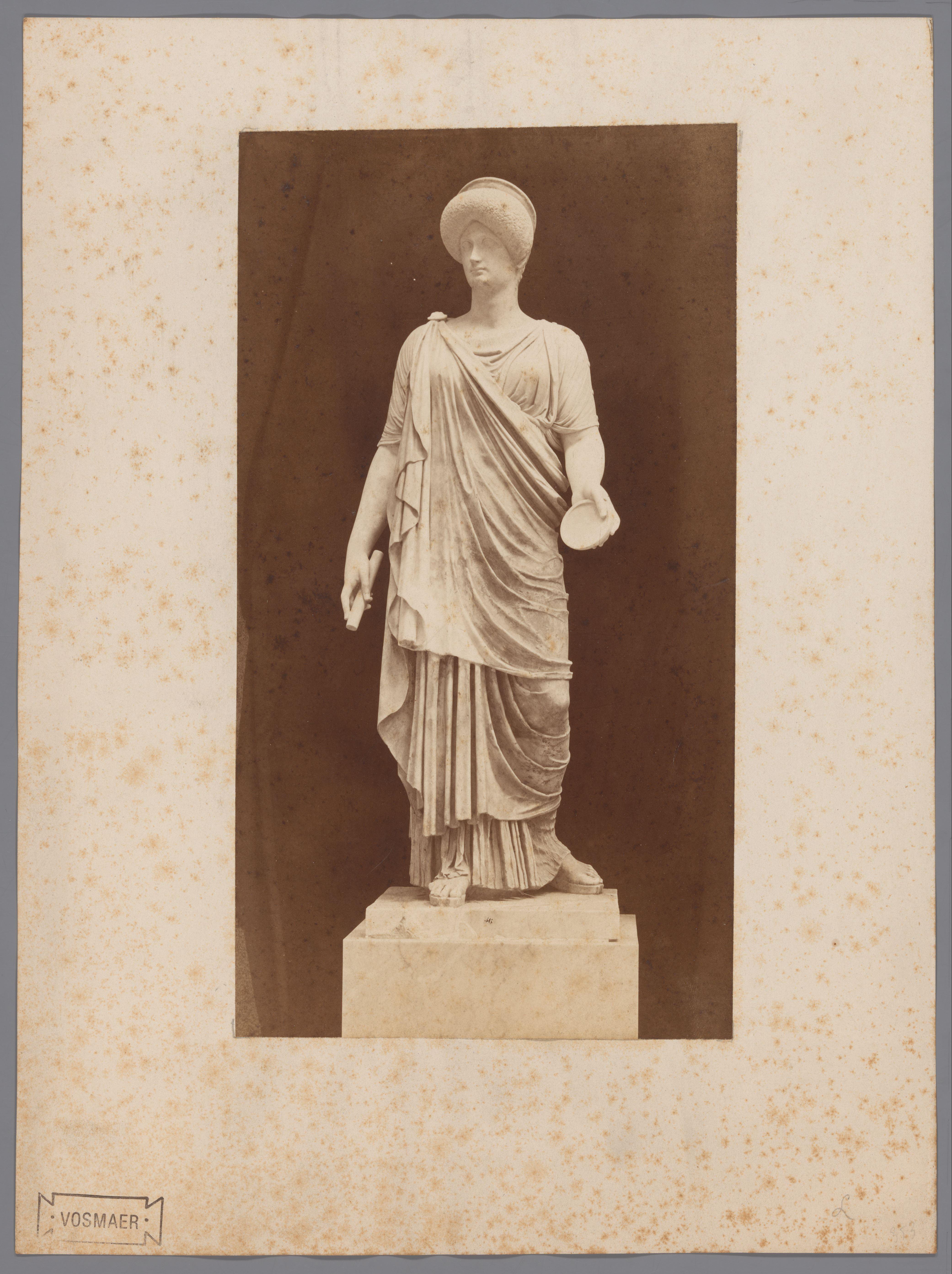 Sculptuur van een staande Griekse of Romeinse vrouw