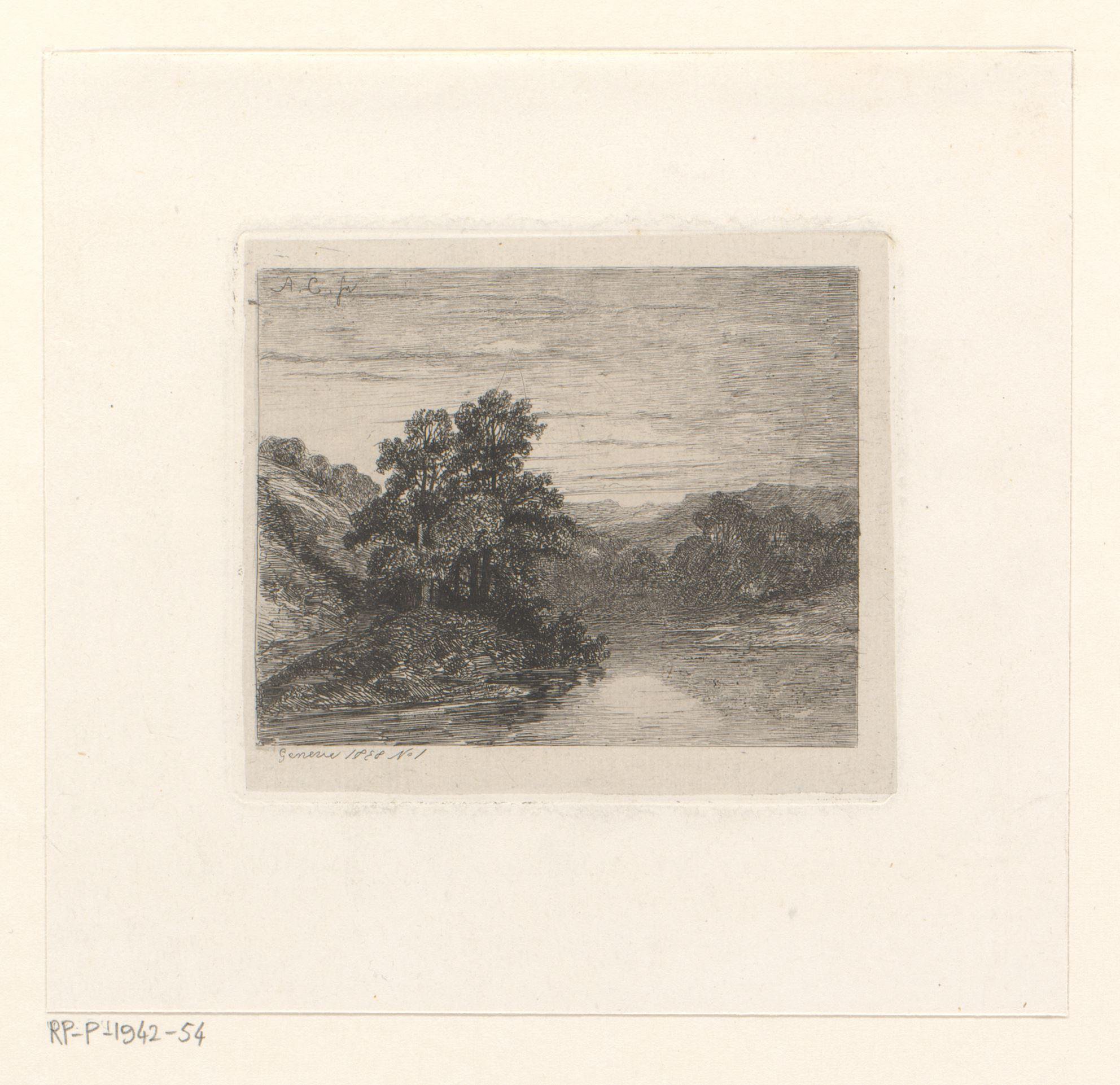 Berglandschap met loofbomen aan een meer