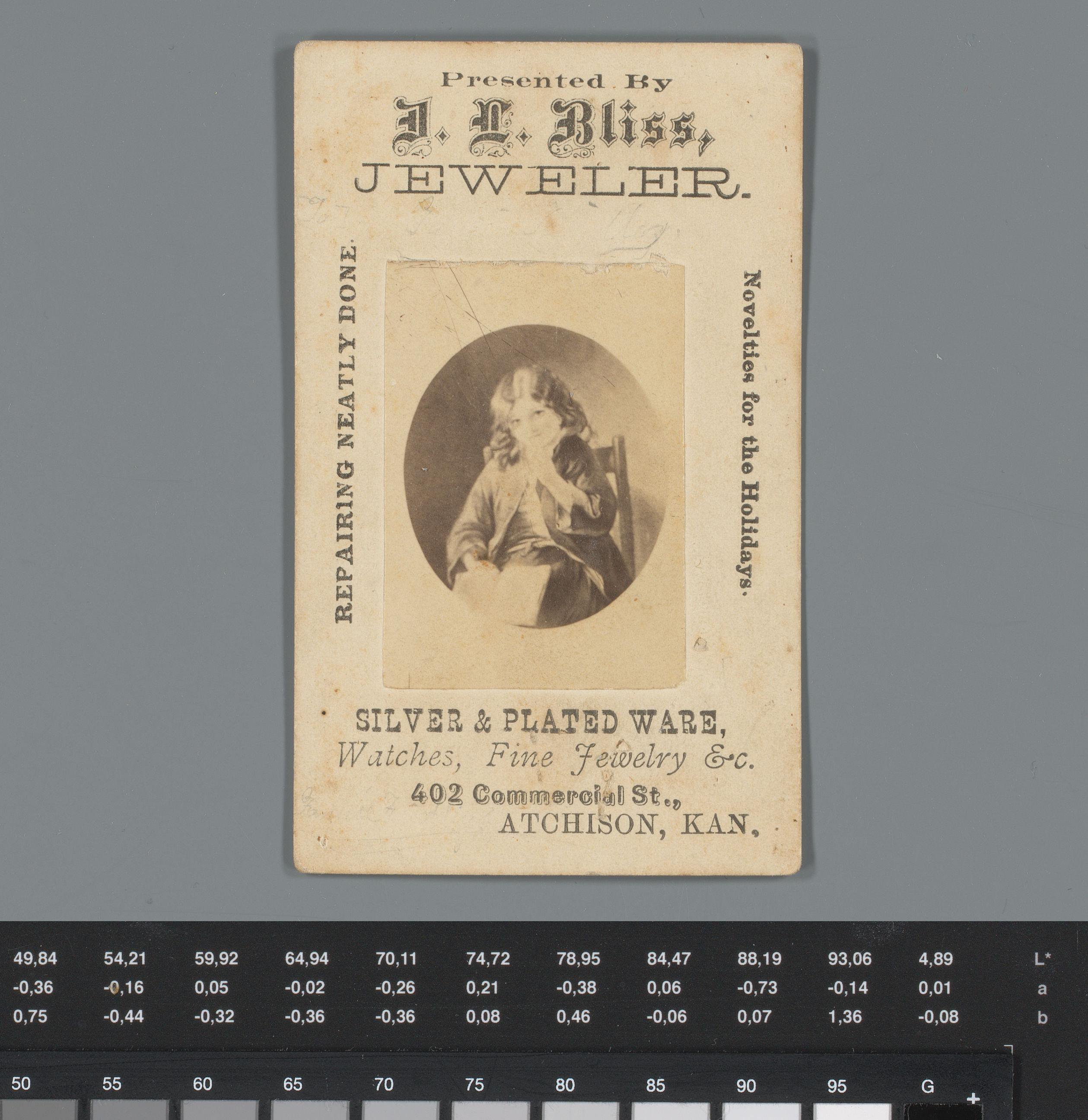 Reclame voor juwelen van J.L. Bliss met reproductie van een schilderij van een meisje met open boek op schoot