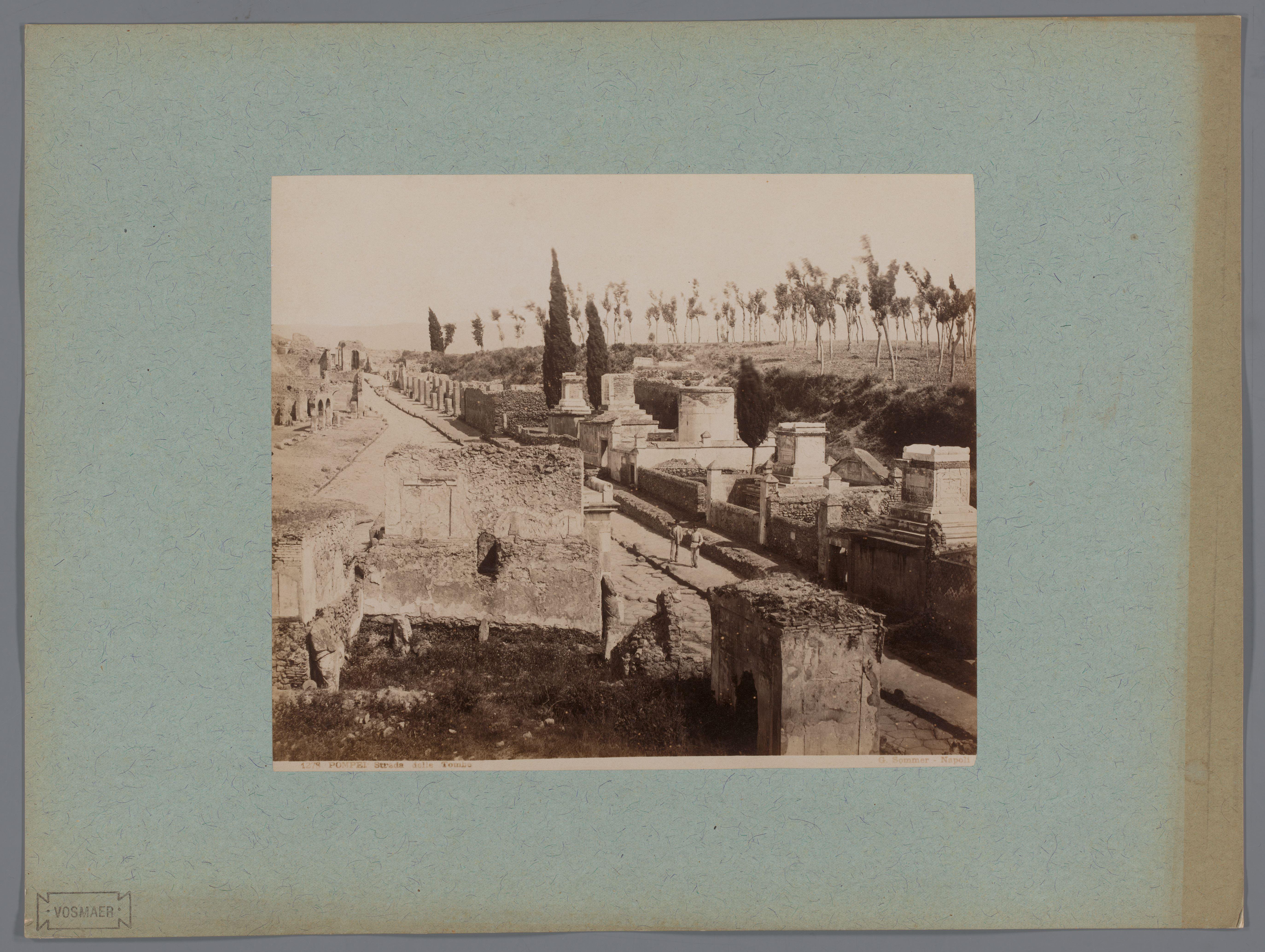 Gezicht op de Strada delle Tombe te Pompeï, Italië