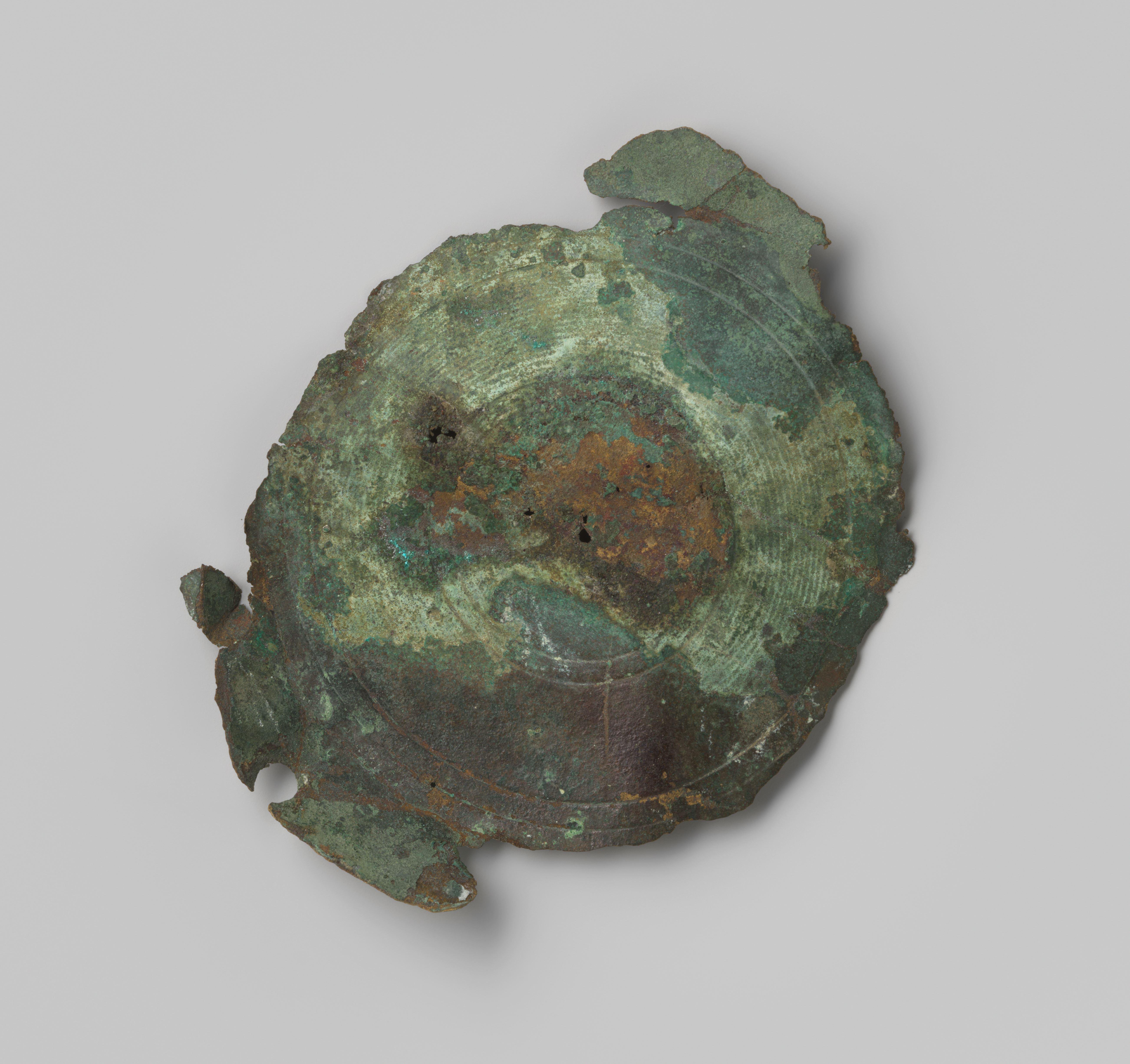 Fragment schaal van een weegschaal uit het wrak van de Oost-Indiëvaarder Hollandia