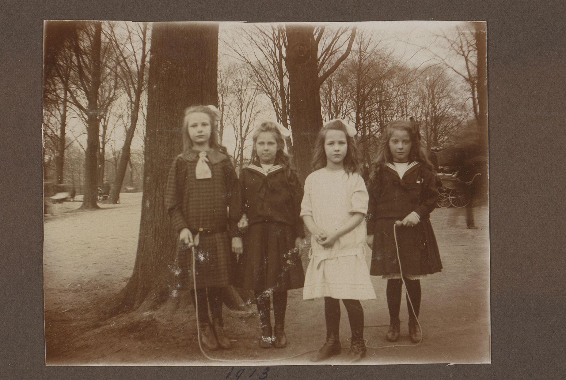 Portret van vier meisjes buiten met springtouw, waaronder Joanna en Thea Diepenbrock