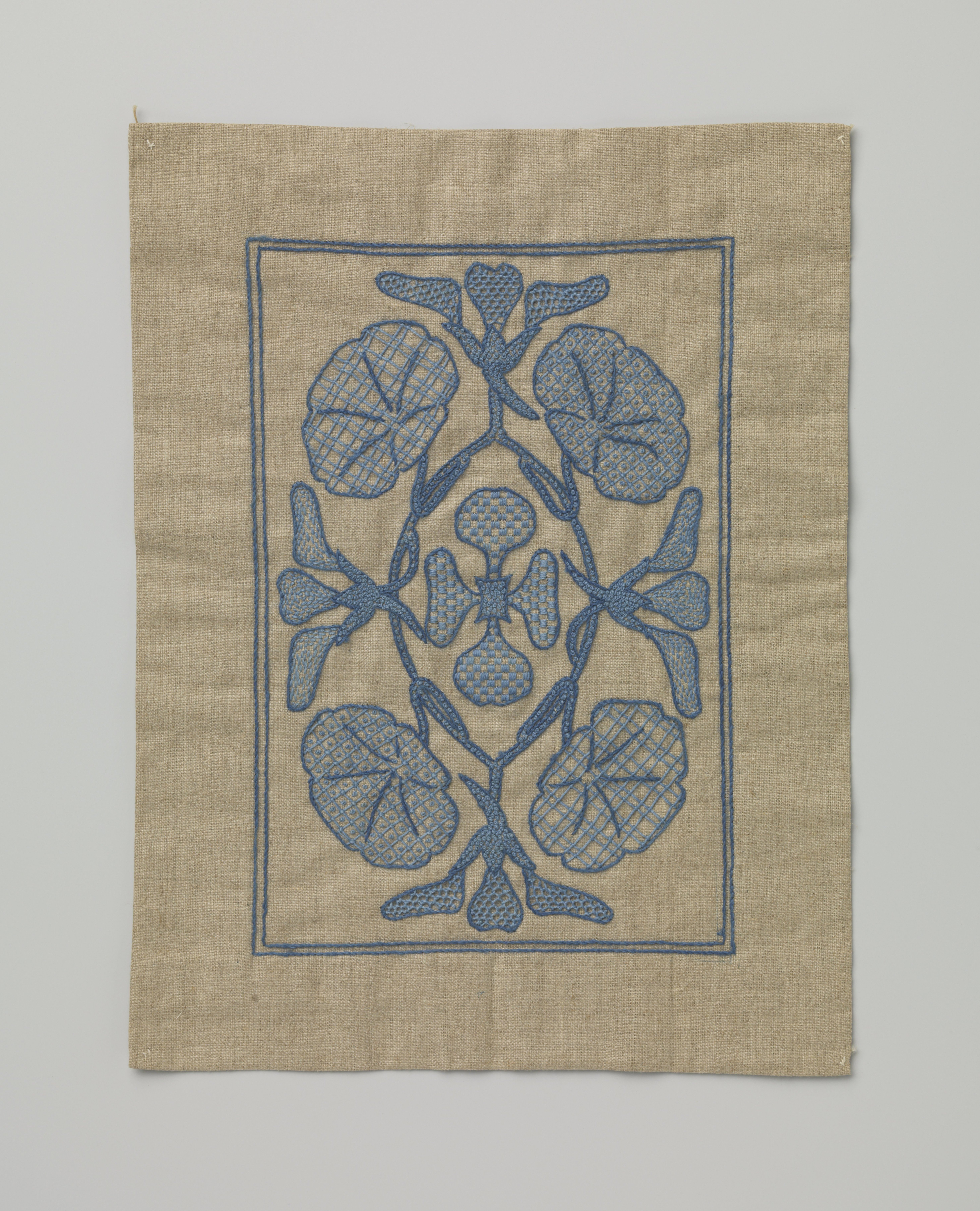 Handwerk met geborduurde blauwe bloemen
