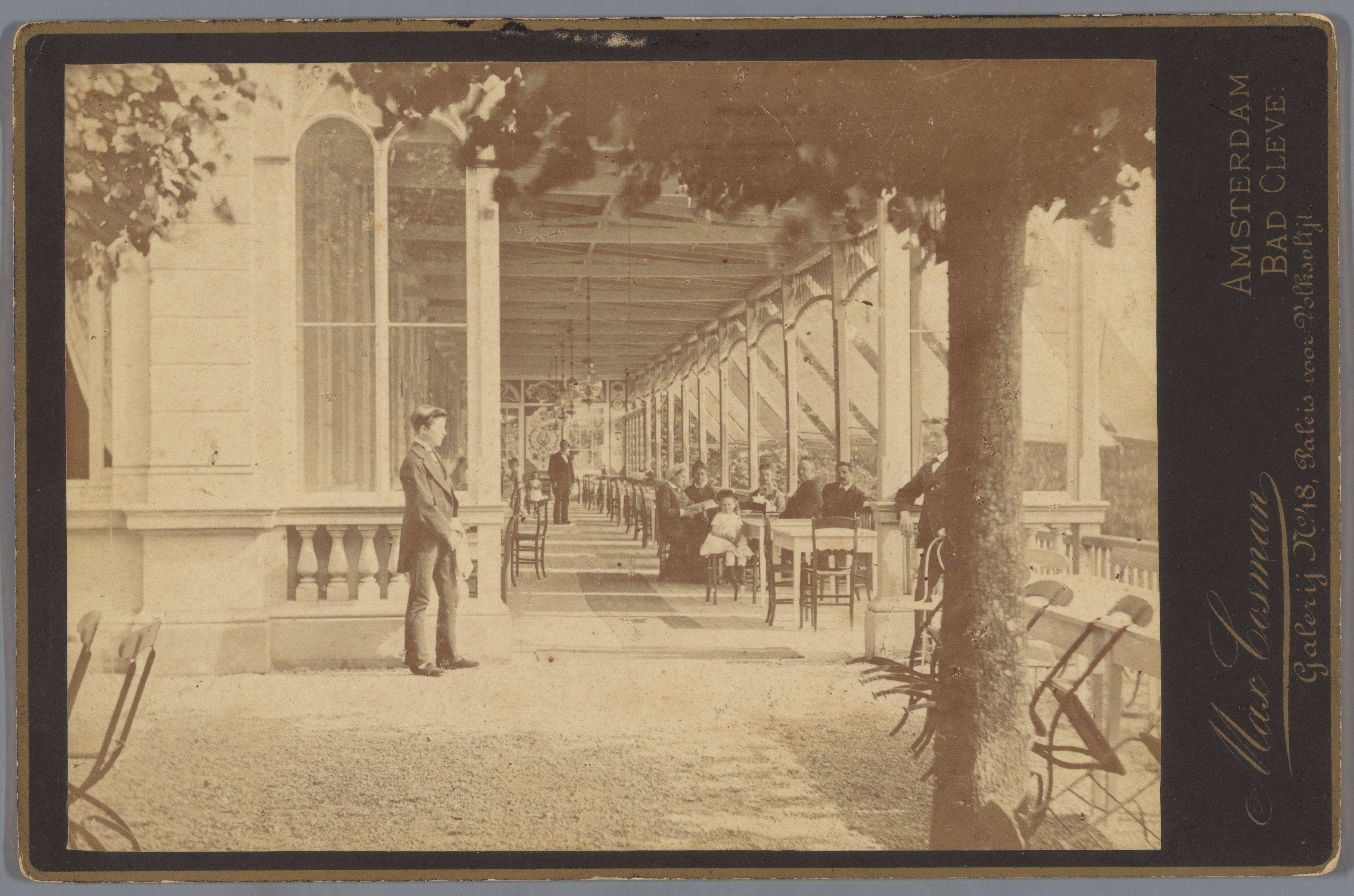 Gezicht op het terras van hotel Maywald in Kleef