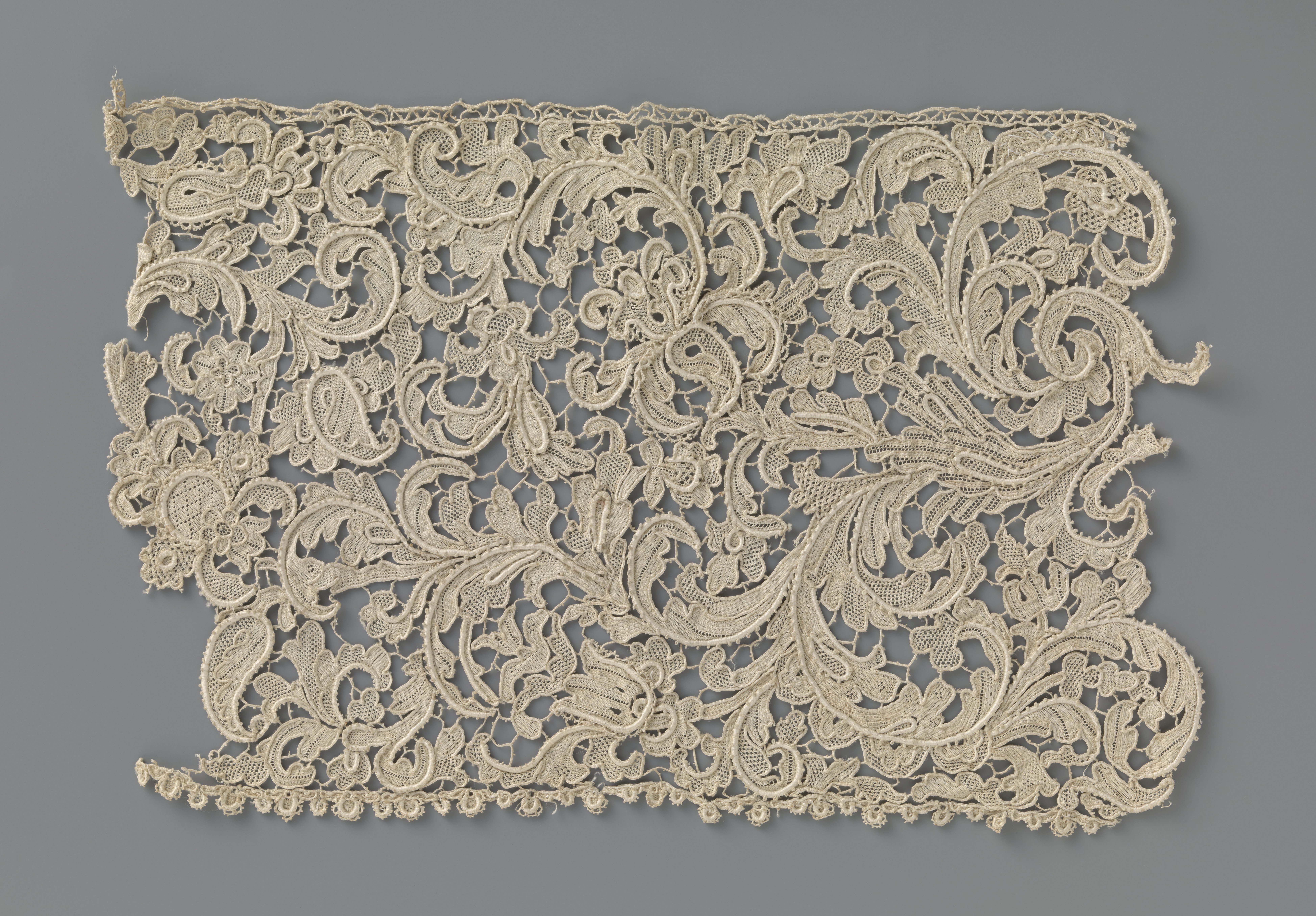 Strook naaldkant met asymmetrische acanthusbladeren
