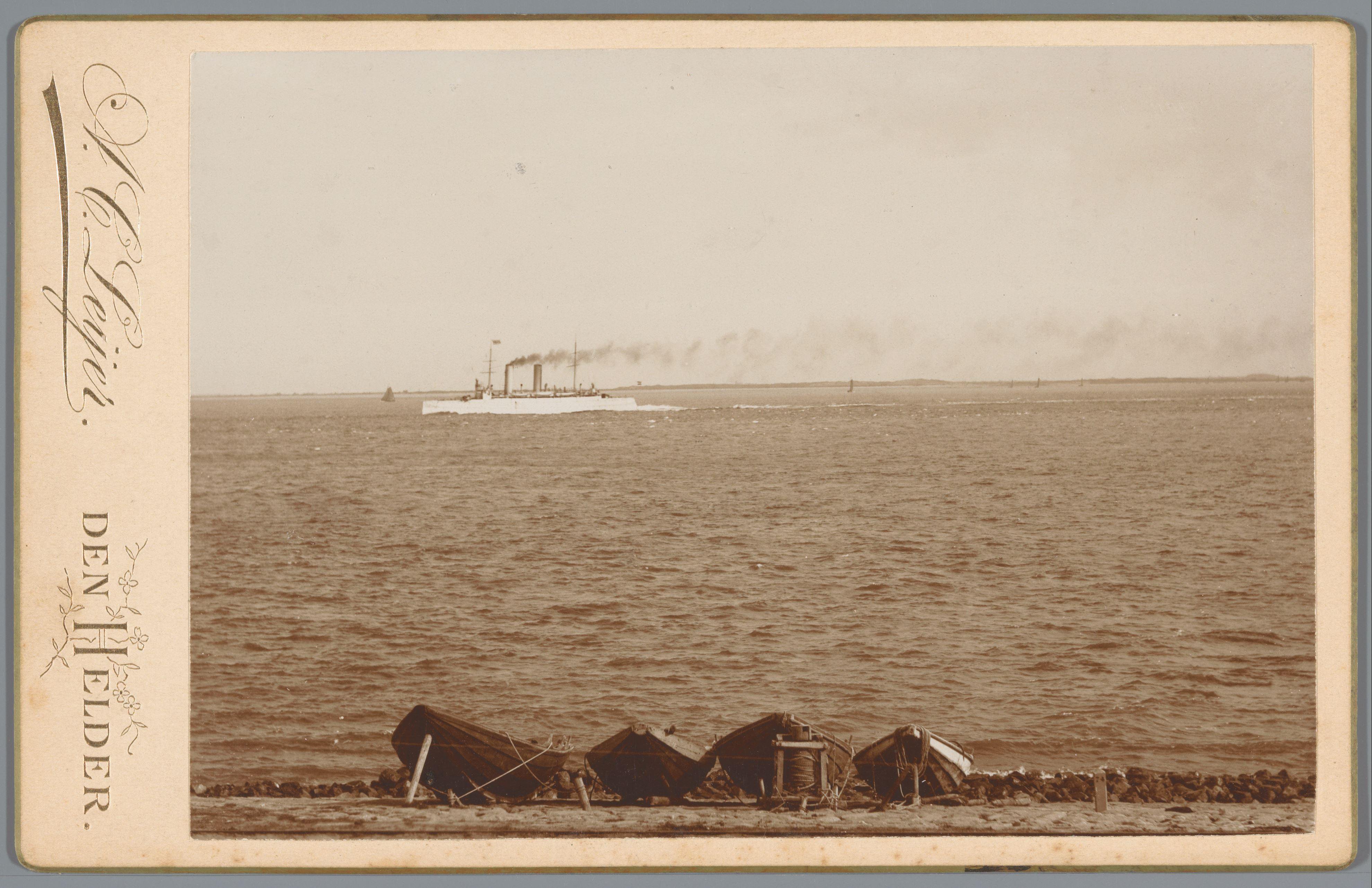 Marineschip Hr. Ms. Zeeland voor de kust van Den Helder