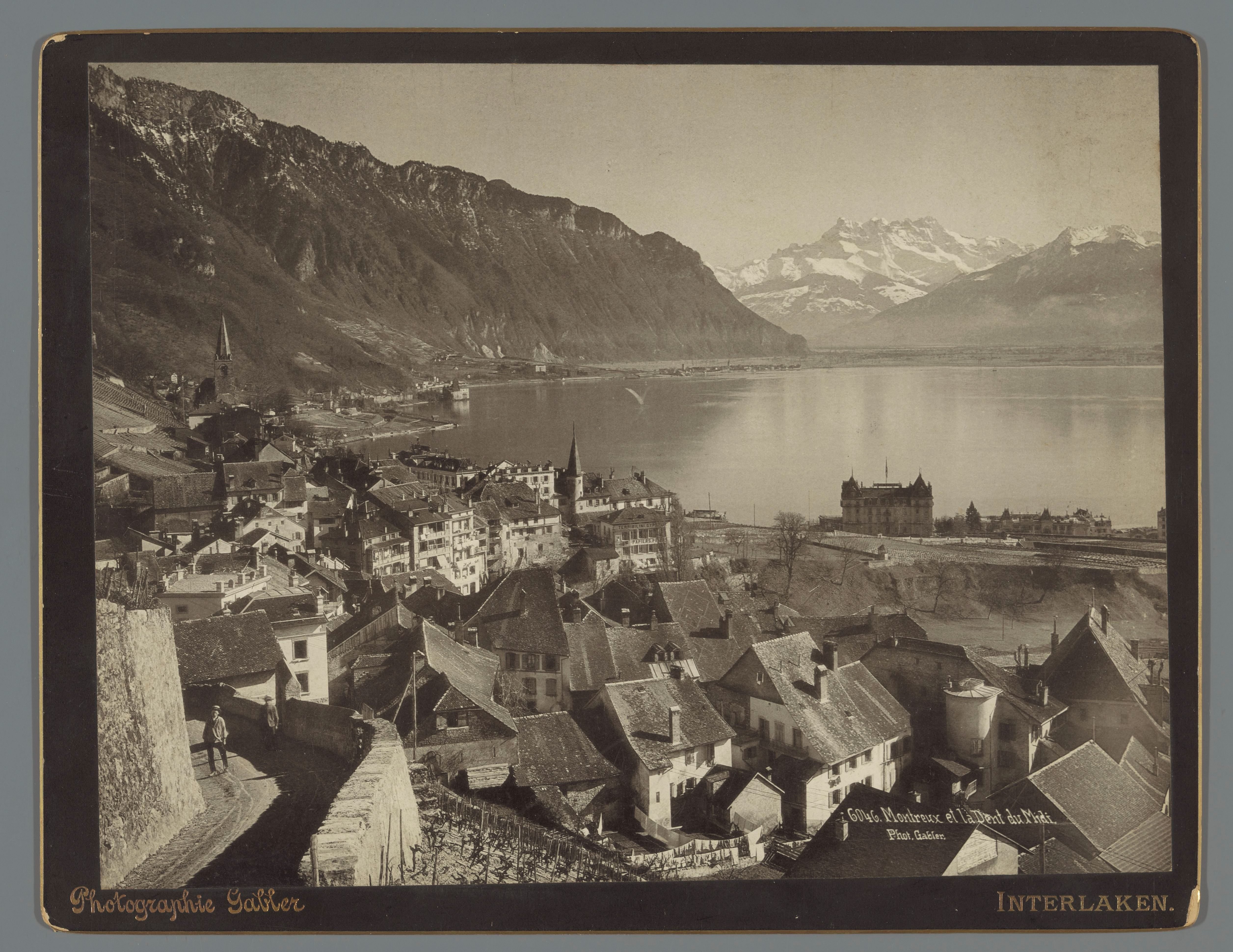 Gezicht op Montreux aan het Meer van Genève, in de verte de Dents du Midi