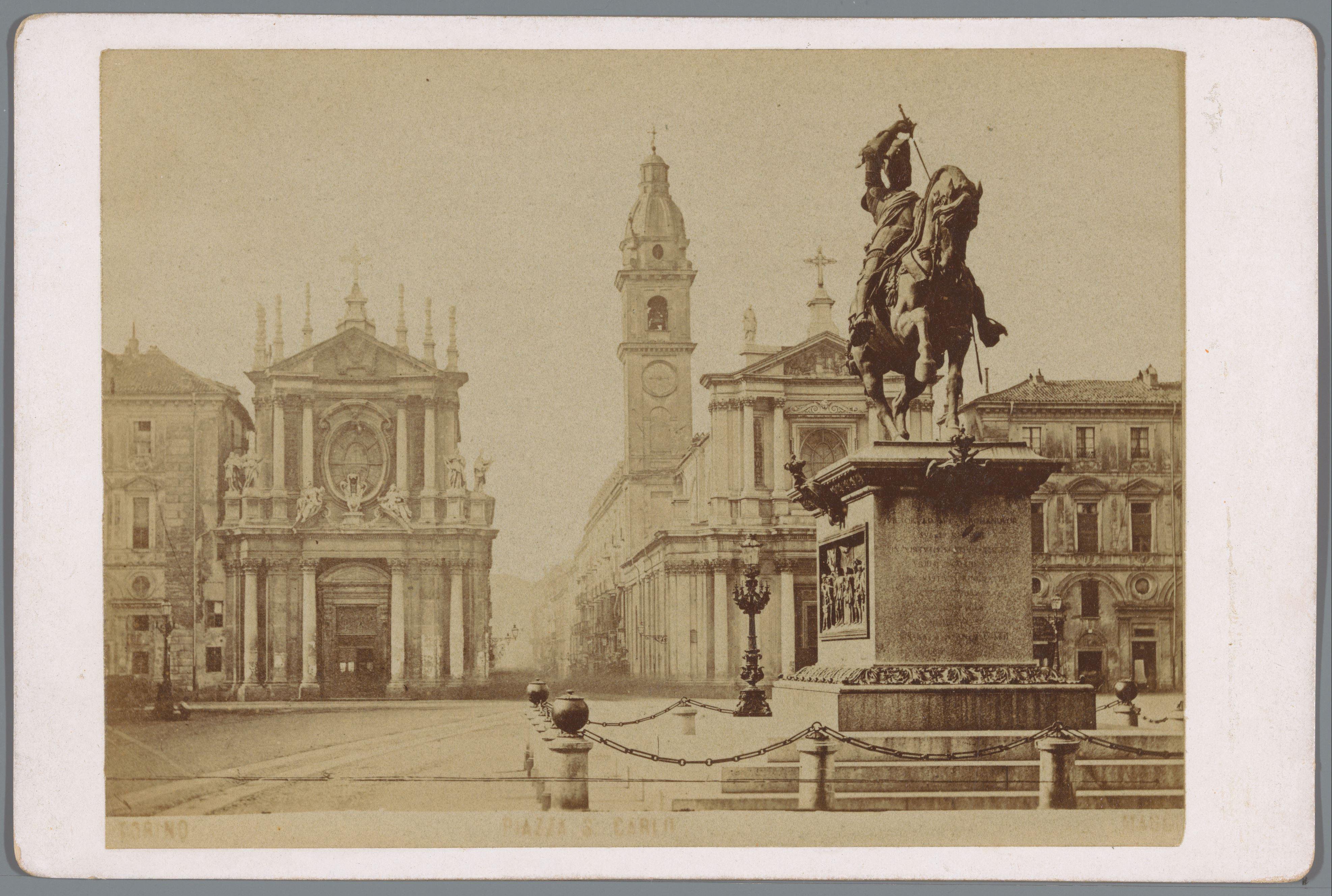 Gezicht op het Piazza San Carlo in Turijn met het ruiterstandbeeld van Emanuel Philibert van Savoye