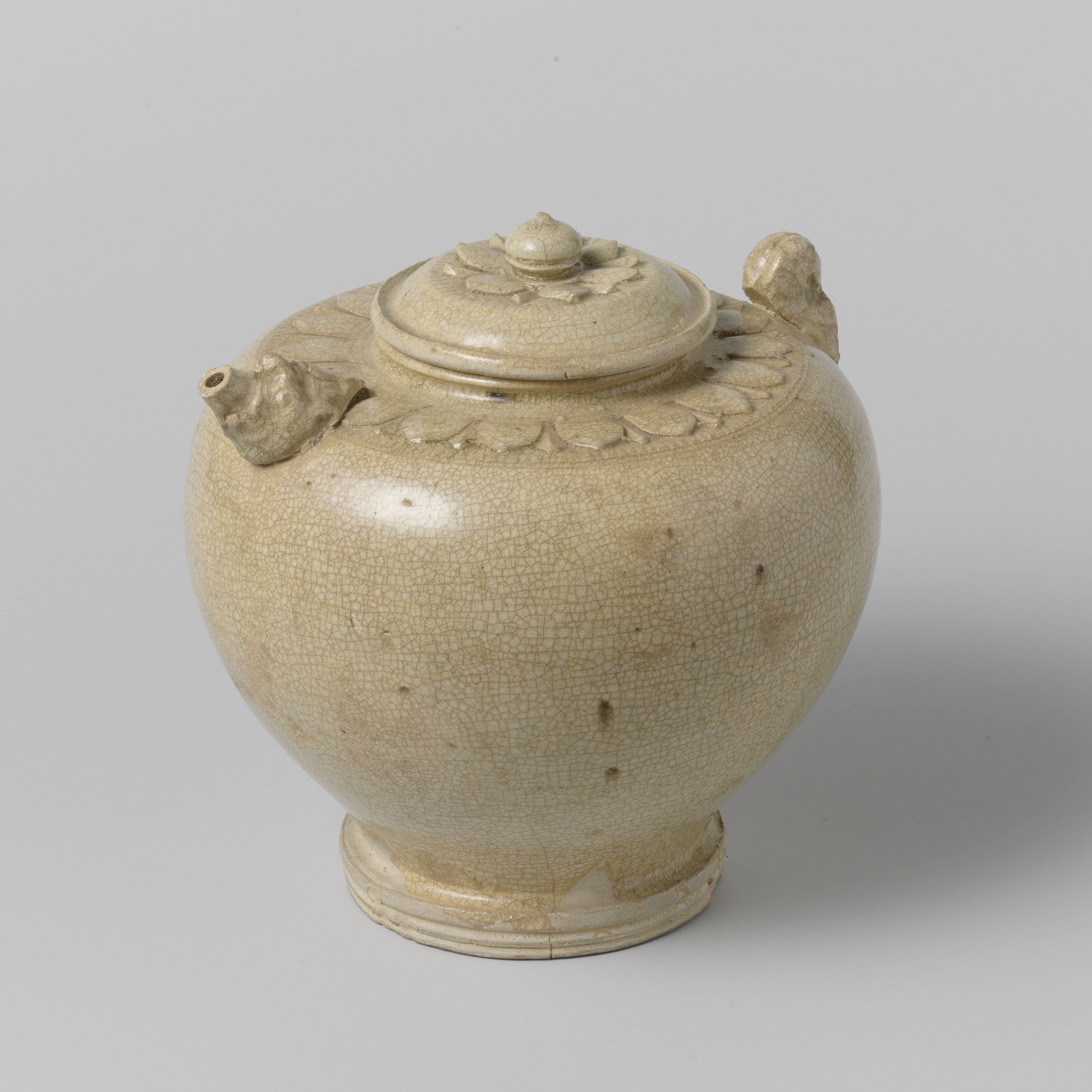Covered ewer with moulded flower petals