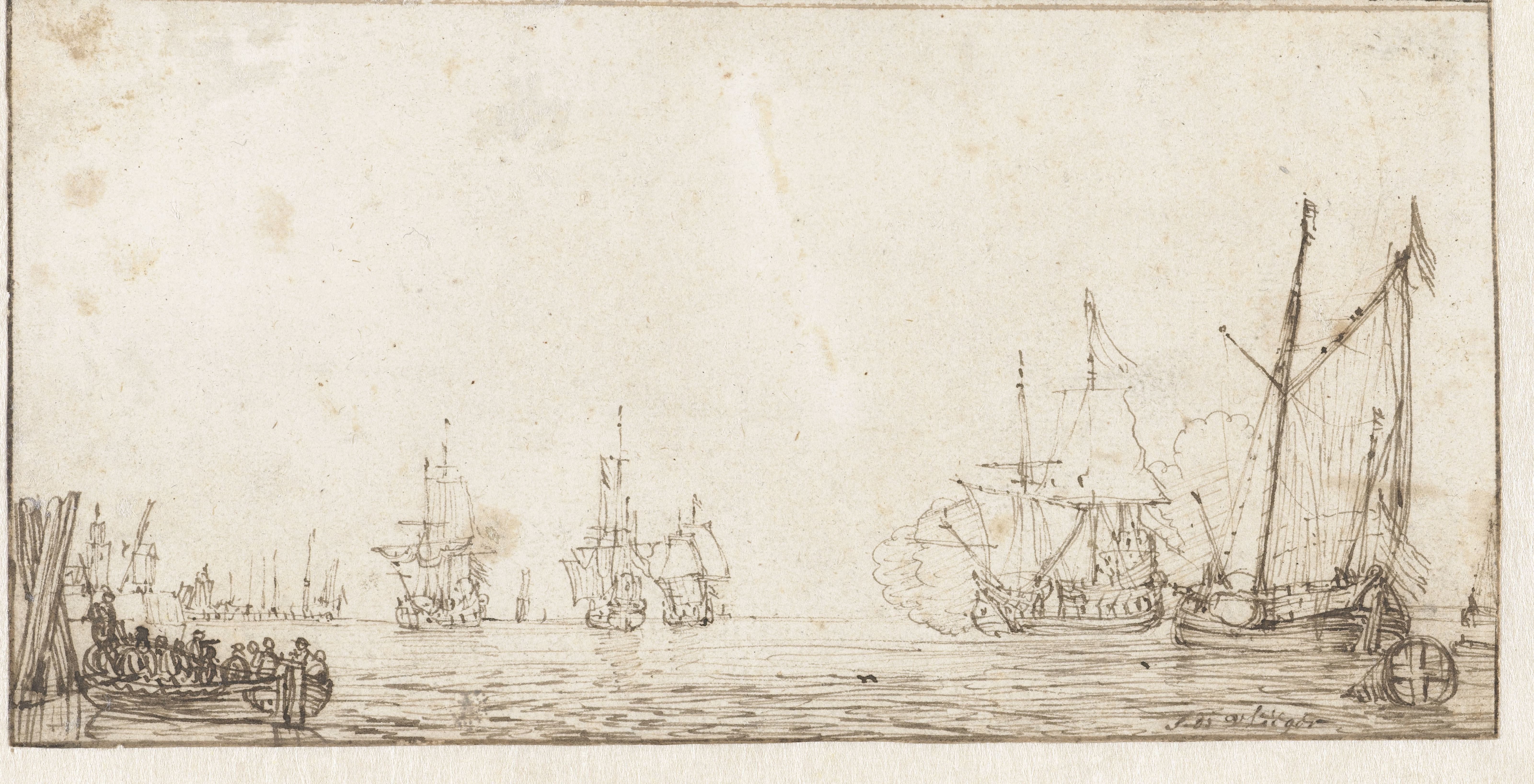Stille zee met schepen en een roeiboot links