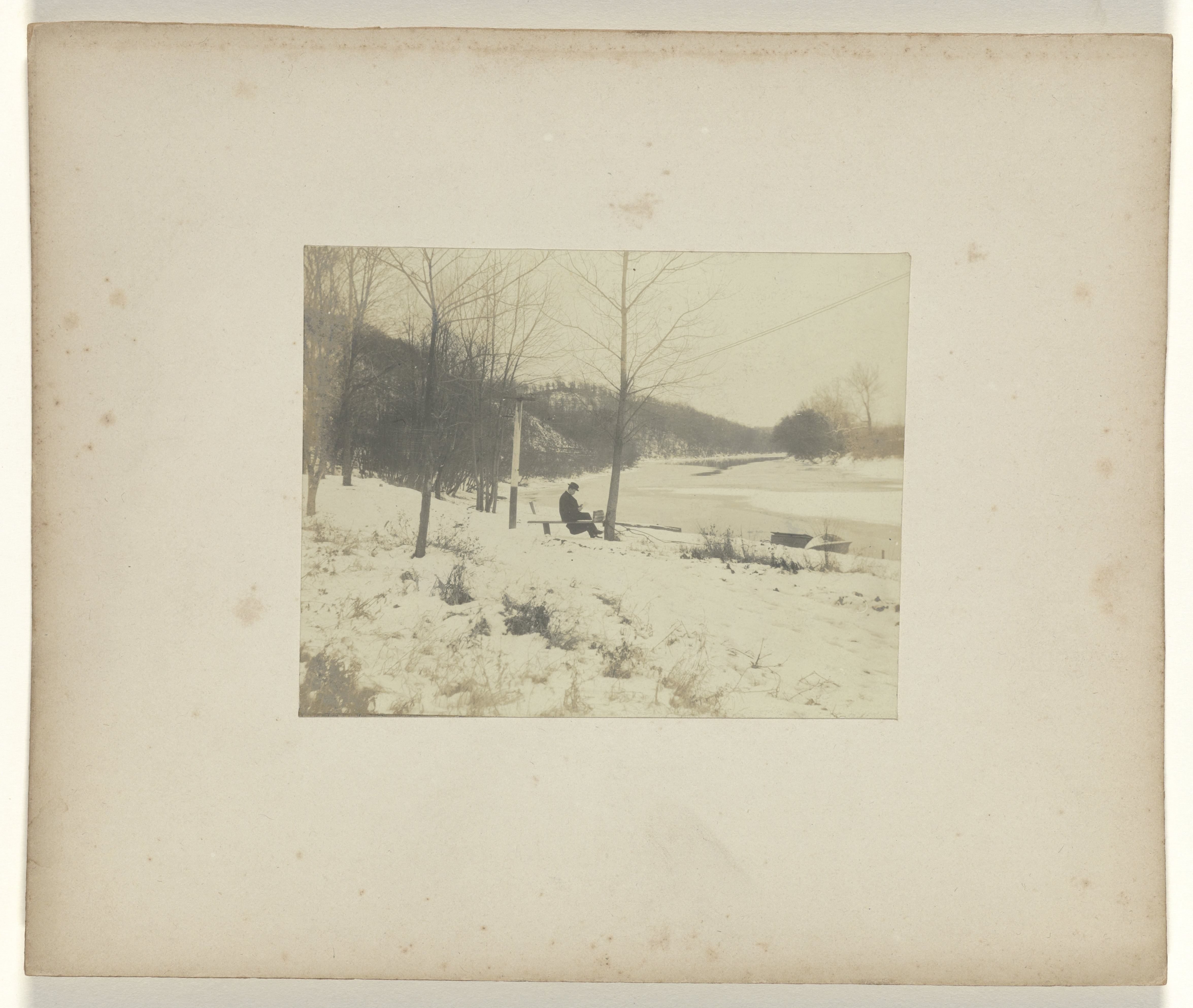 Jan C. Schüller aan de oever van de Meramec rivier tijdens de wereldtentoonstelling in St. Louis (Louisiana Purchase Exposition), 1904