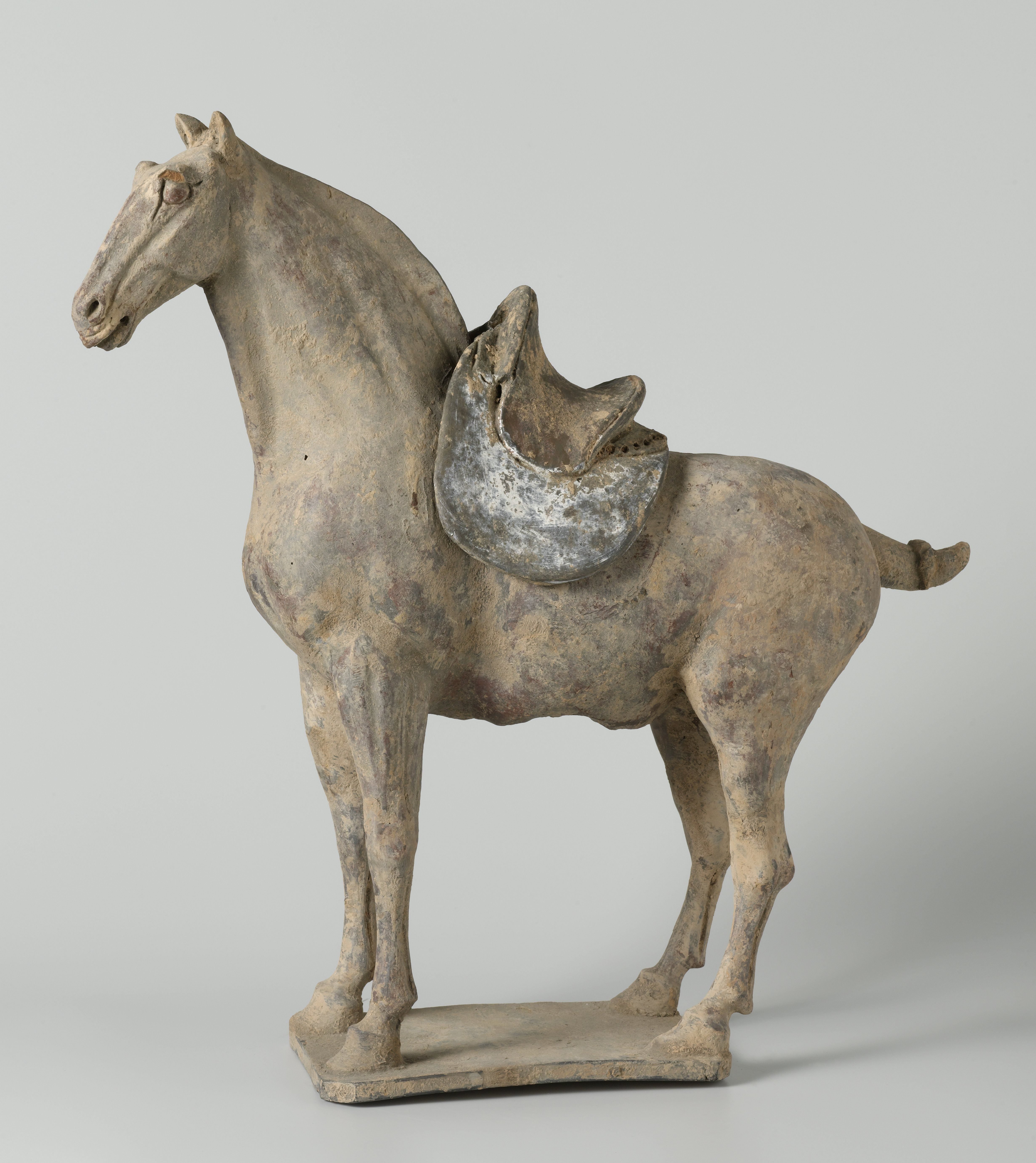Graffiguur van een gezadeld paard