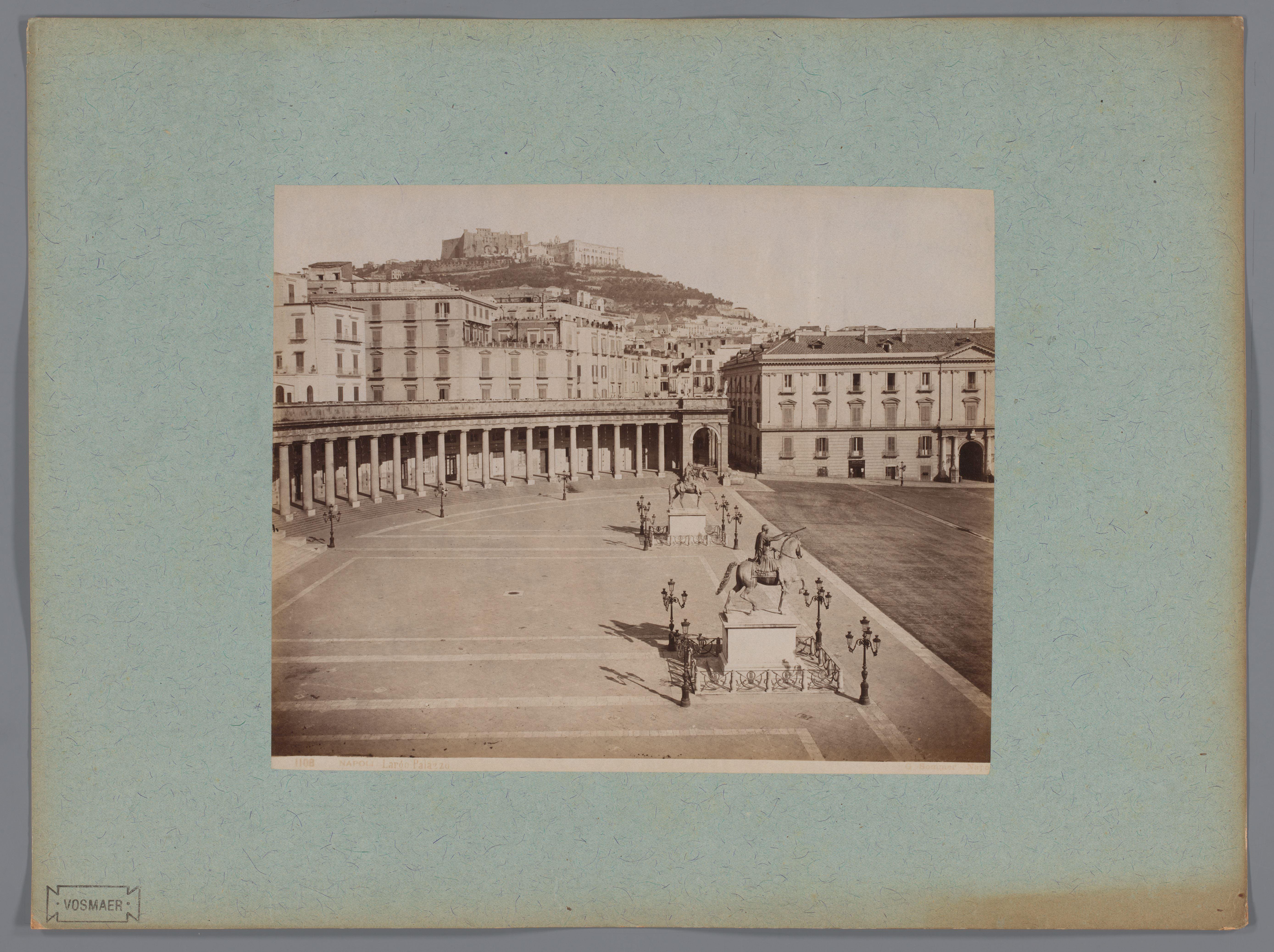 Gezicht op het Piazza del Plebiscito met het Largo Palazzo en op de achtergrond de Sant'Elmo te Napels, Italië