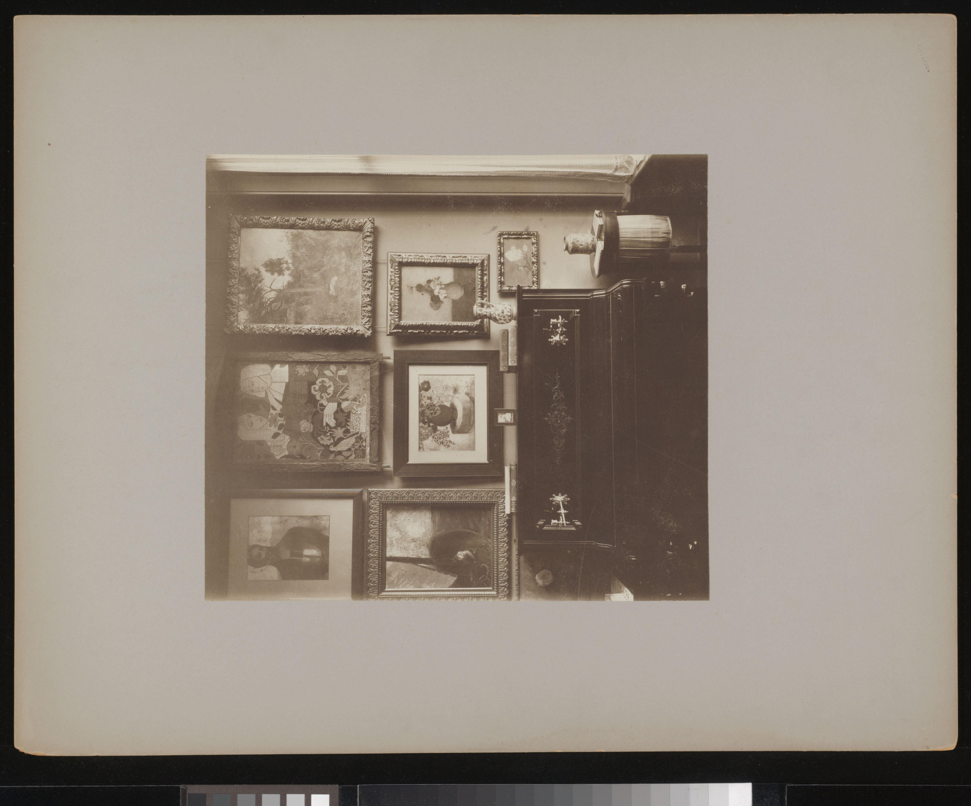 Interieur van Stadhouderskade 56, het woonhuis van Andries Bonger in Amsterdam, met schilderijen van Odilon Redon aan de muur