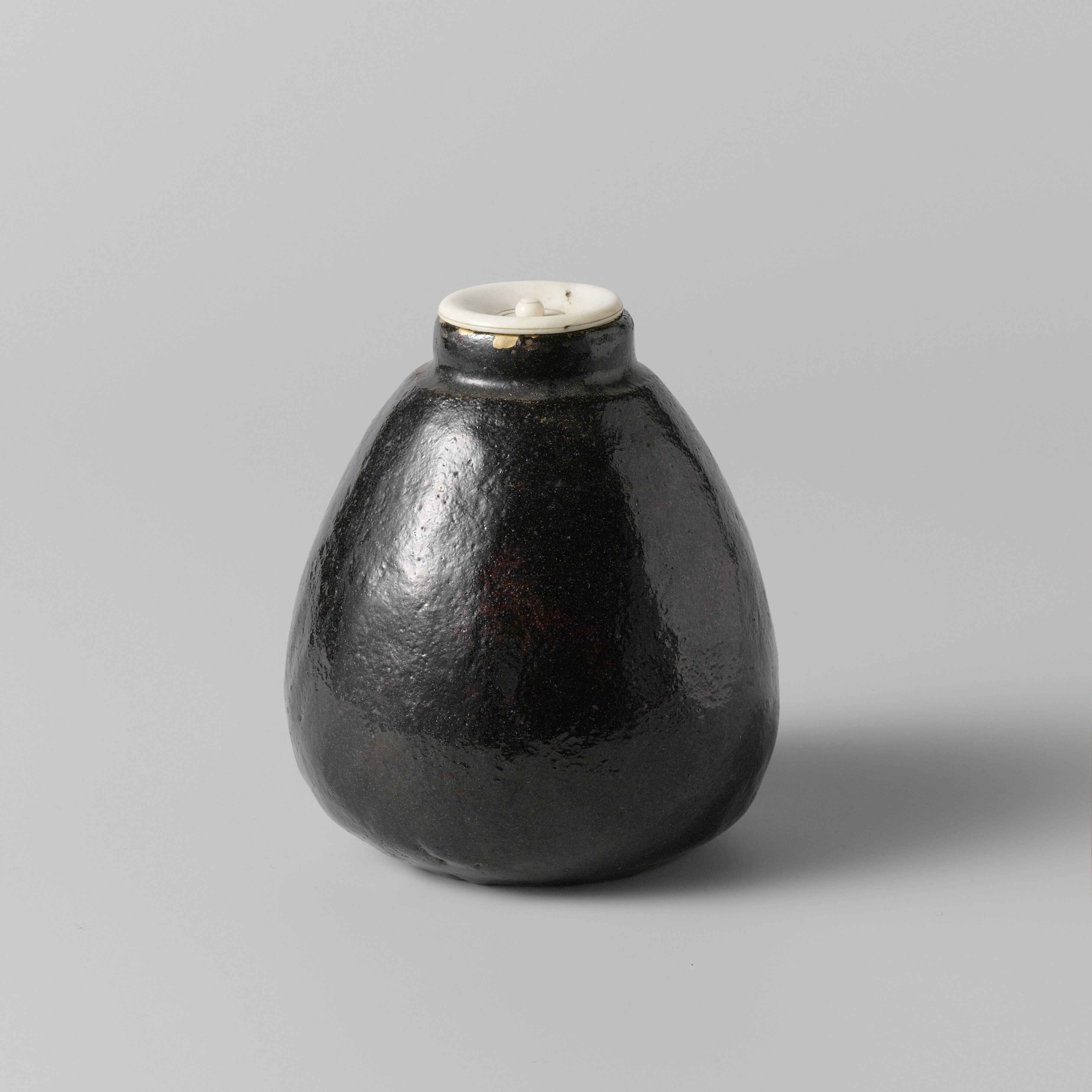 Tea caddy with a black glaze