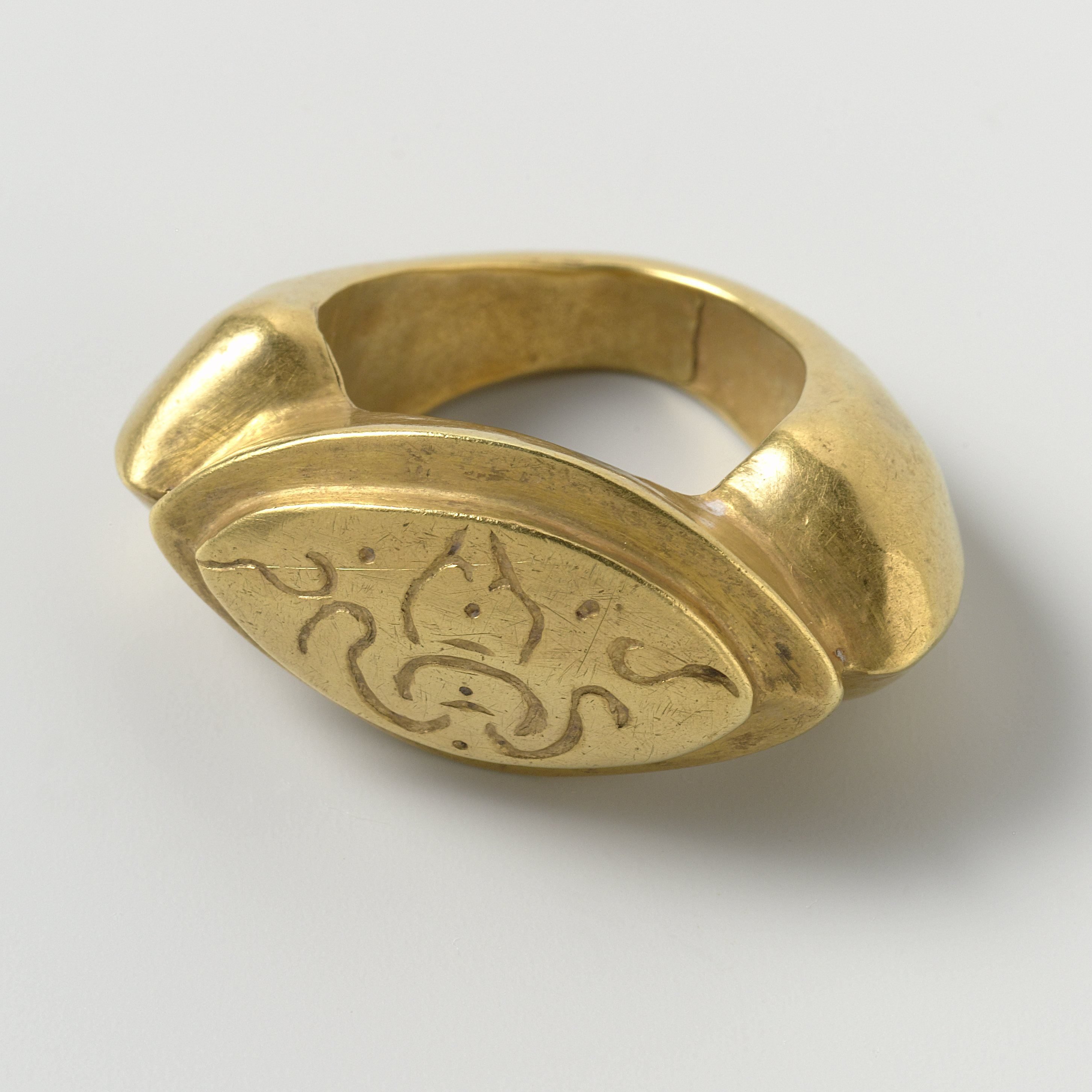Ring met shri-symbool