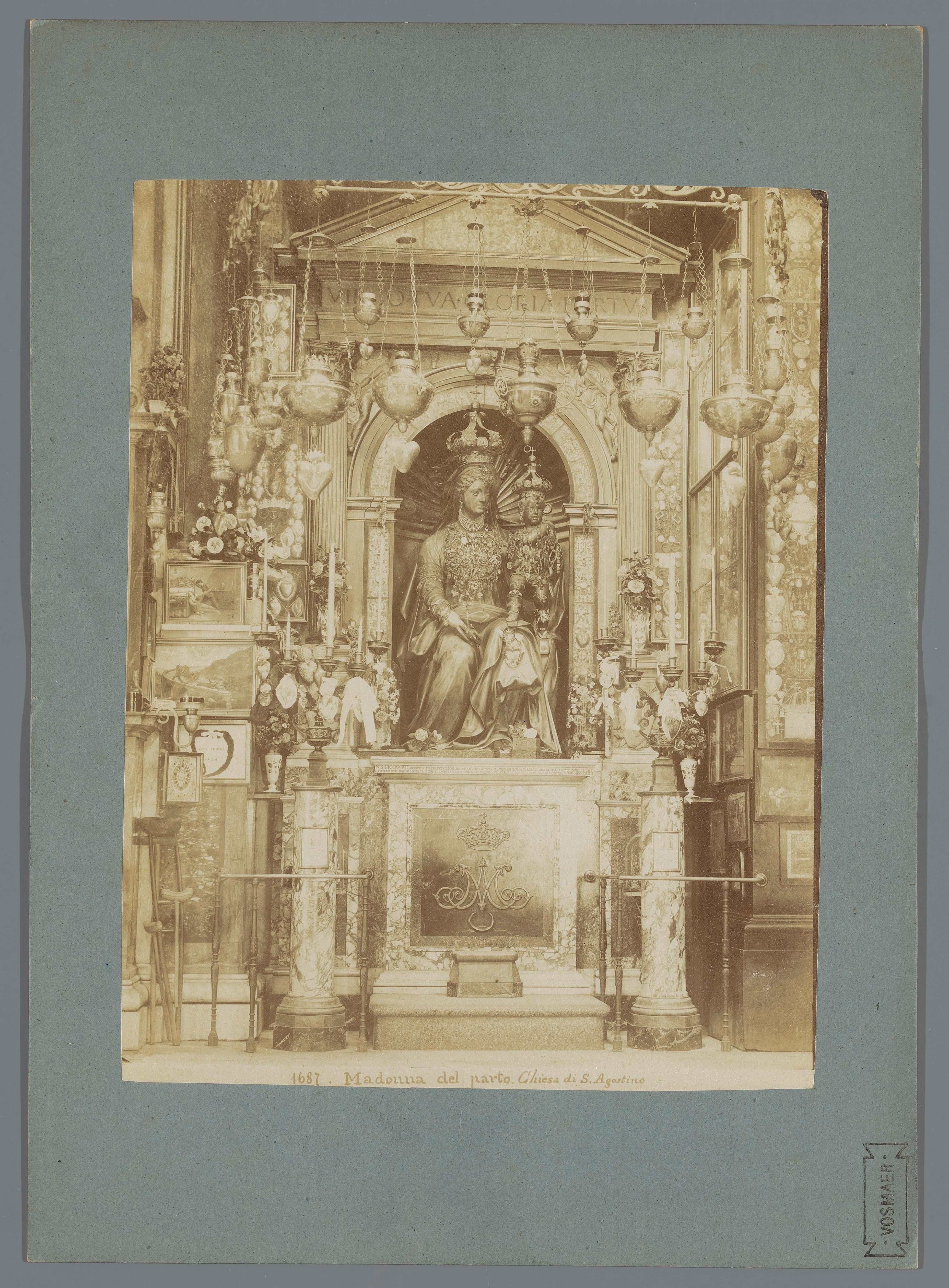 Altaar met sculptuur van Madonna met kind in de basiliek van Sant'Agostino te Rome, Italië