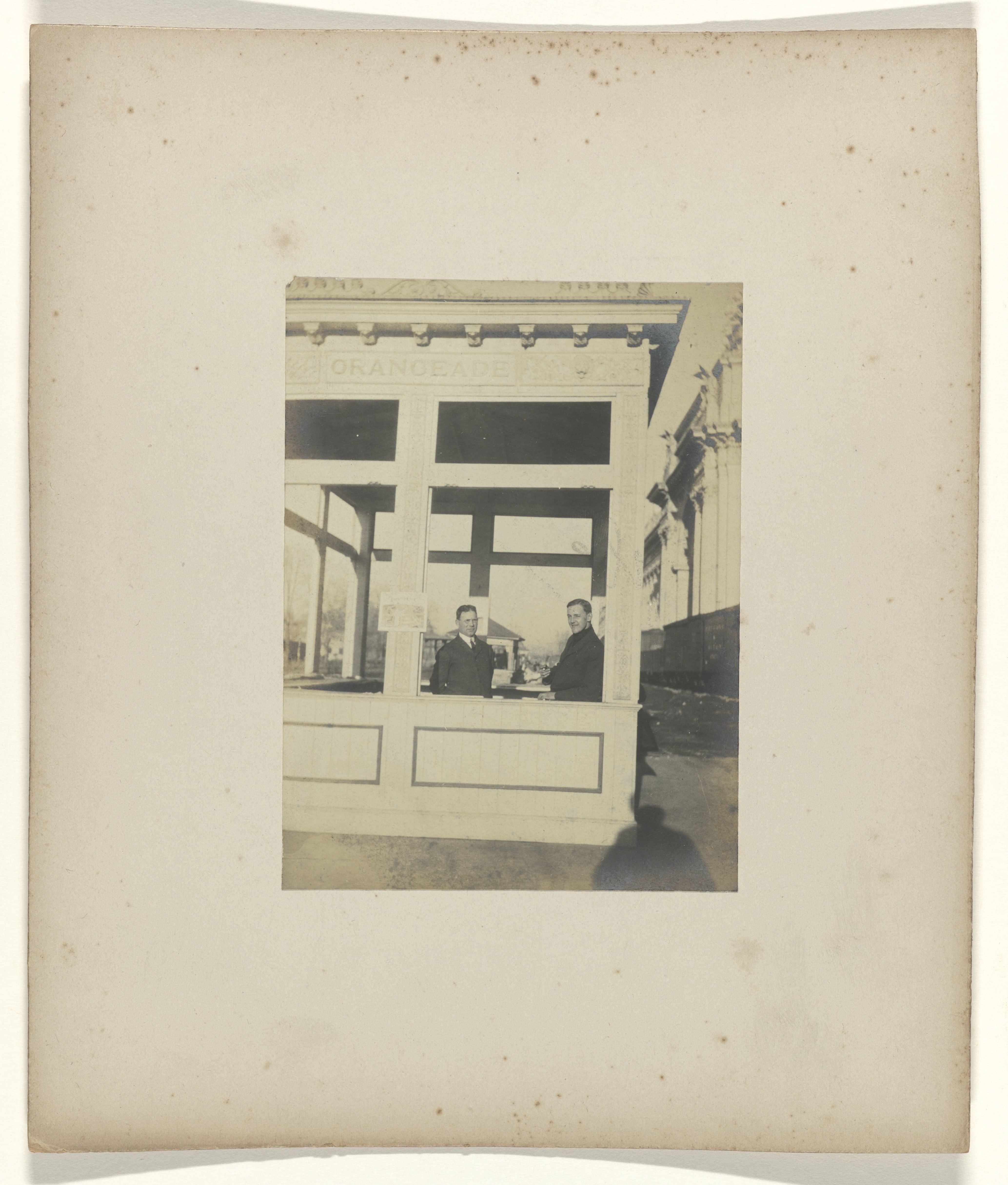 Tony Artz en een Bulgaarse collega van Jan C. Schüller in een limonadetentje op het terrein van de wereldtentoonstelling in St. Louis (Louisiana Purchase Exposition), 1904