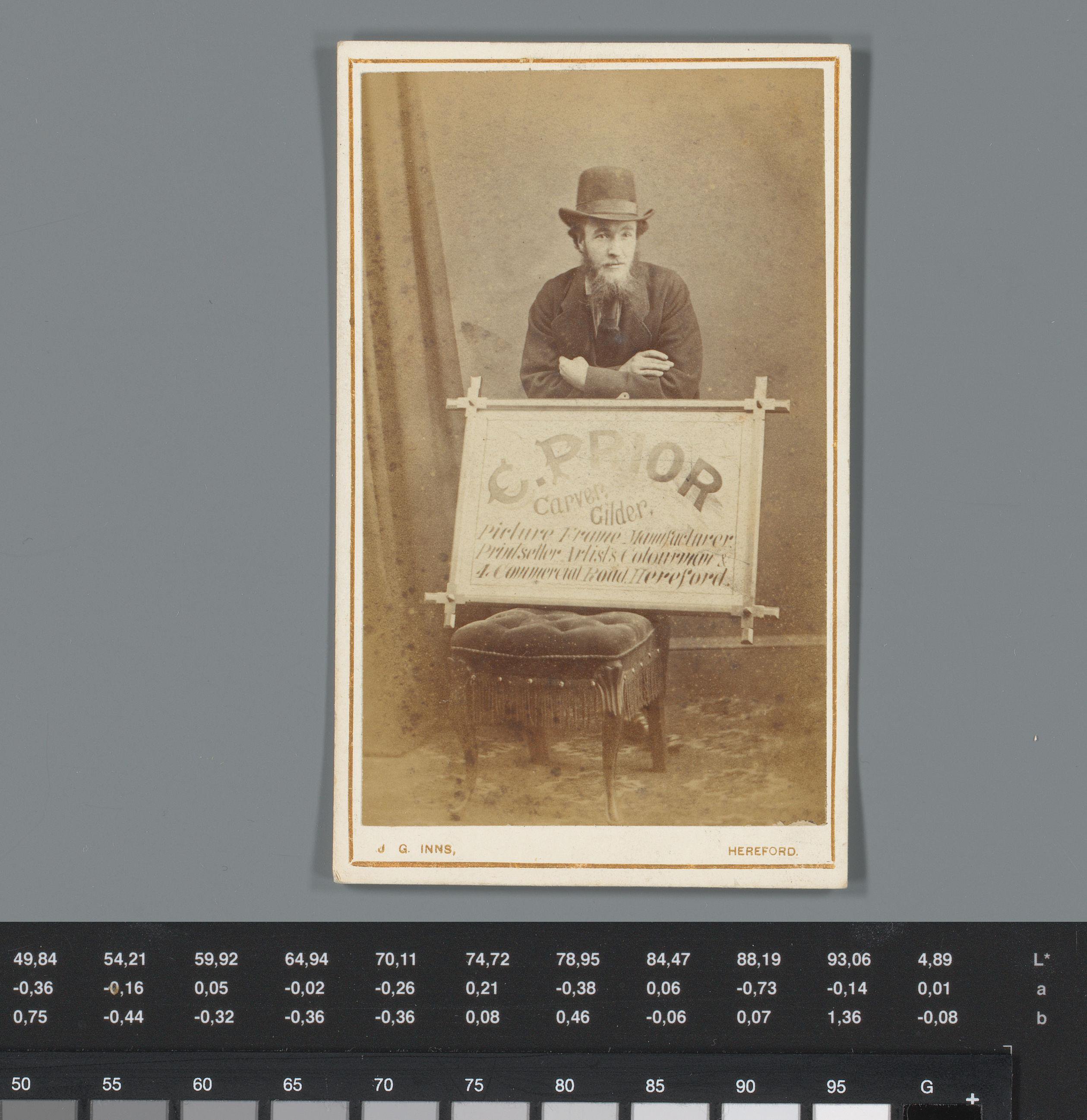 Reclame voor fotograaf James G. Inns met een portret van lijstenmaker C. Prior