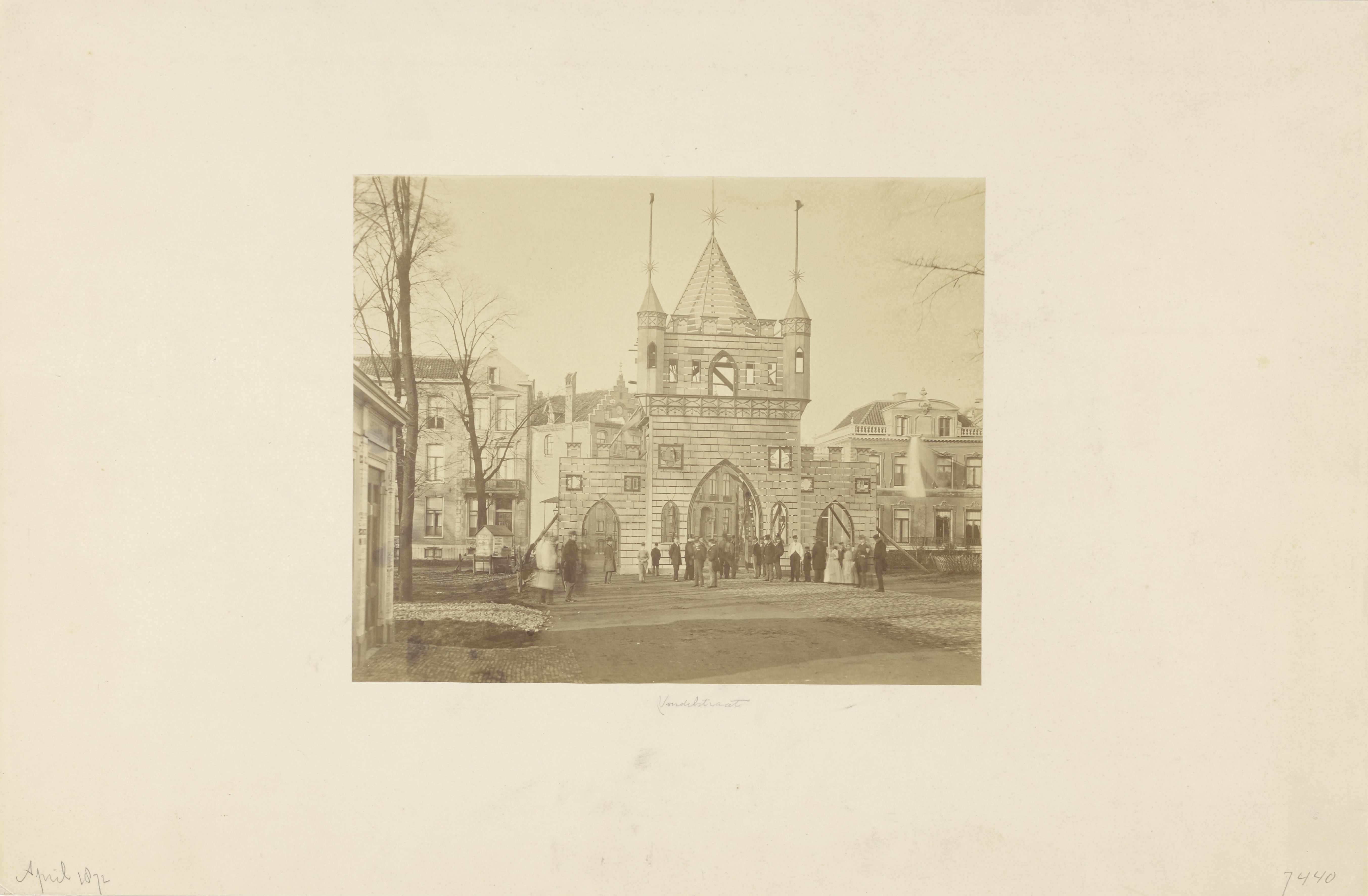 Erepoort bij de ingang van de Vondelstraat te Amsterdam tijdens het Aprilfeest 1872