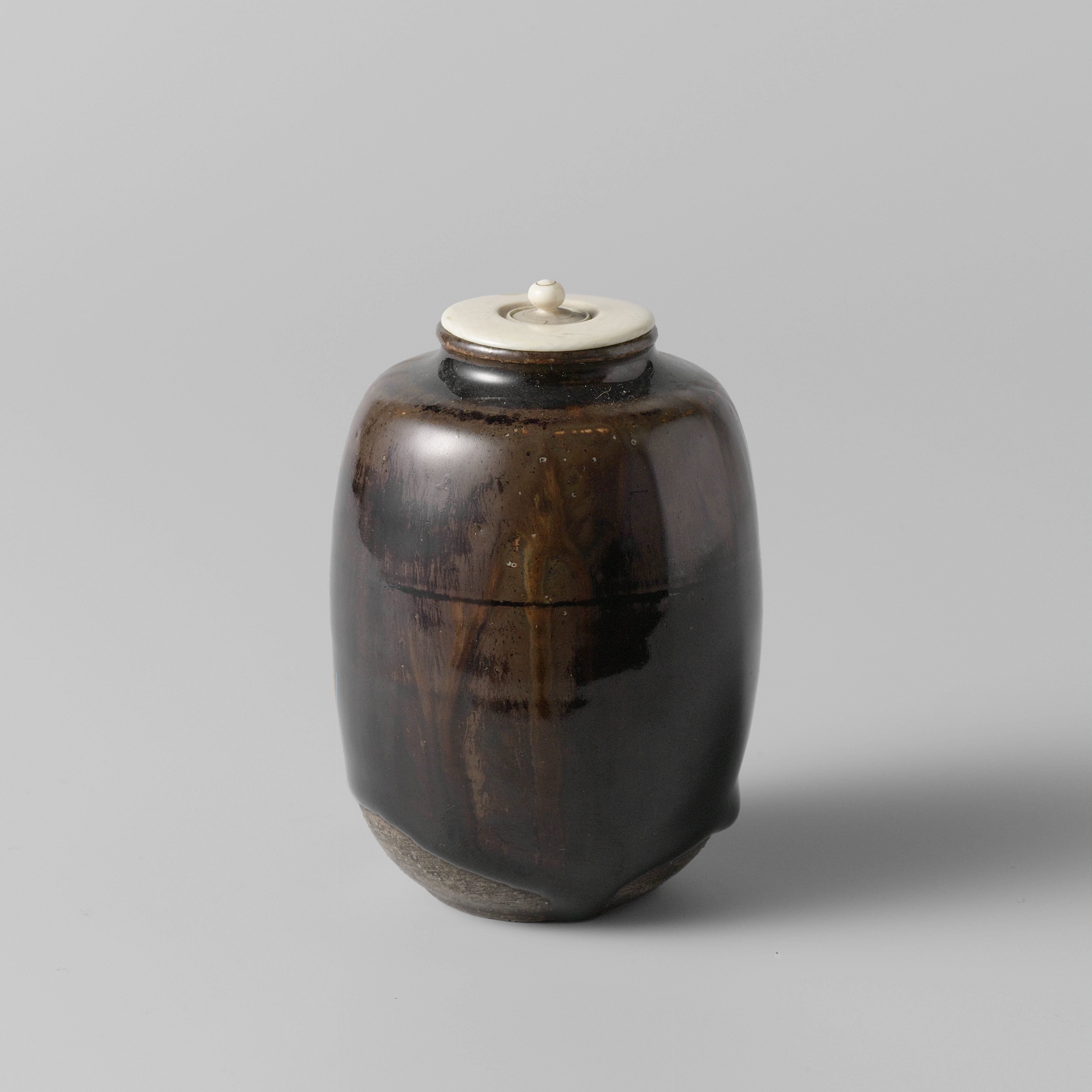 Tea caddy with a goldenbrown glaze