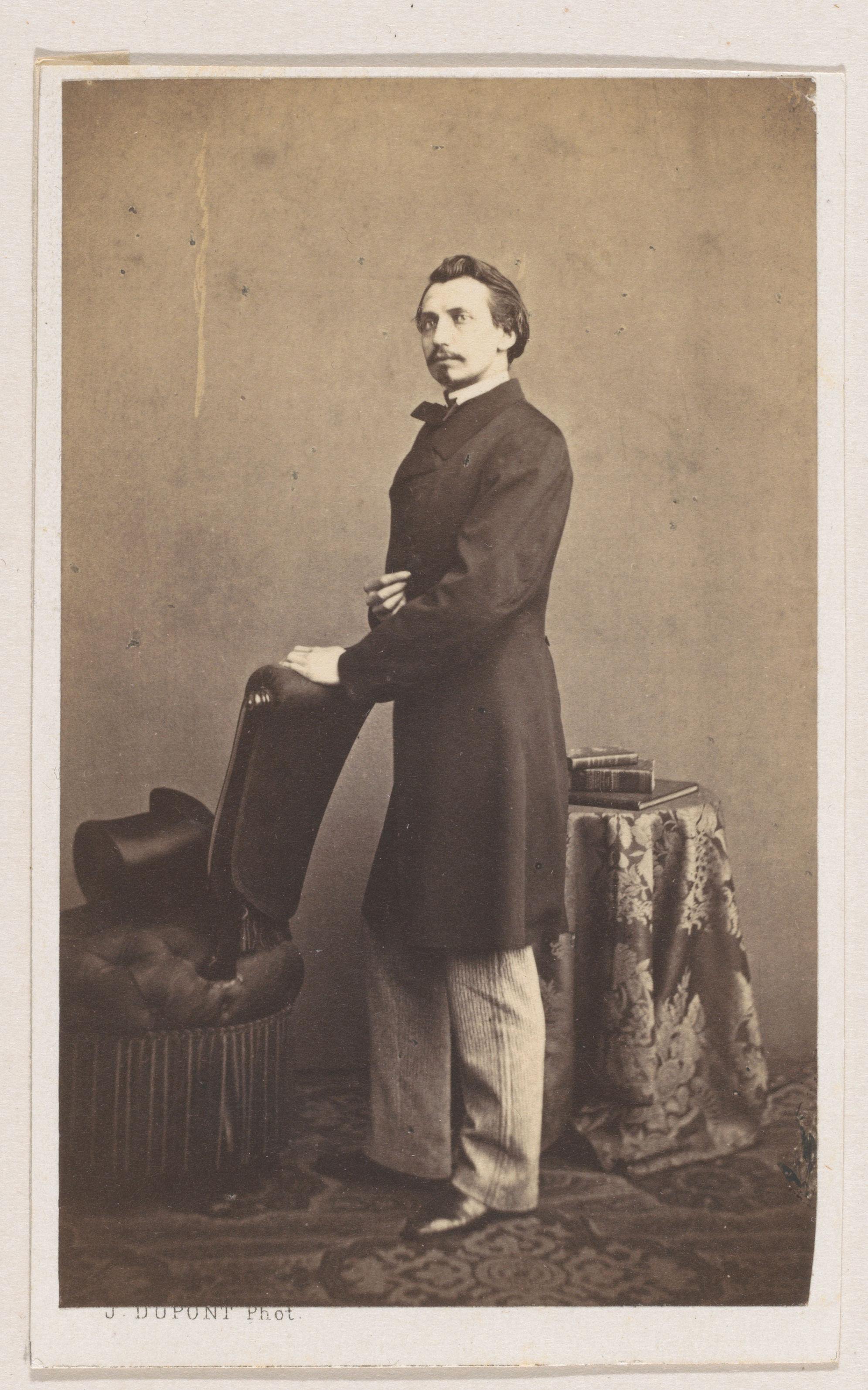 Portret van de graveur Joseph Wildiers, ten voeten uit