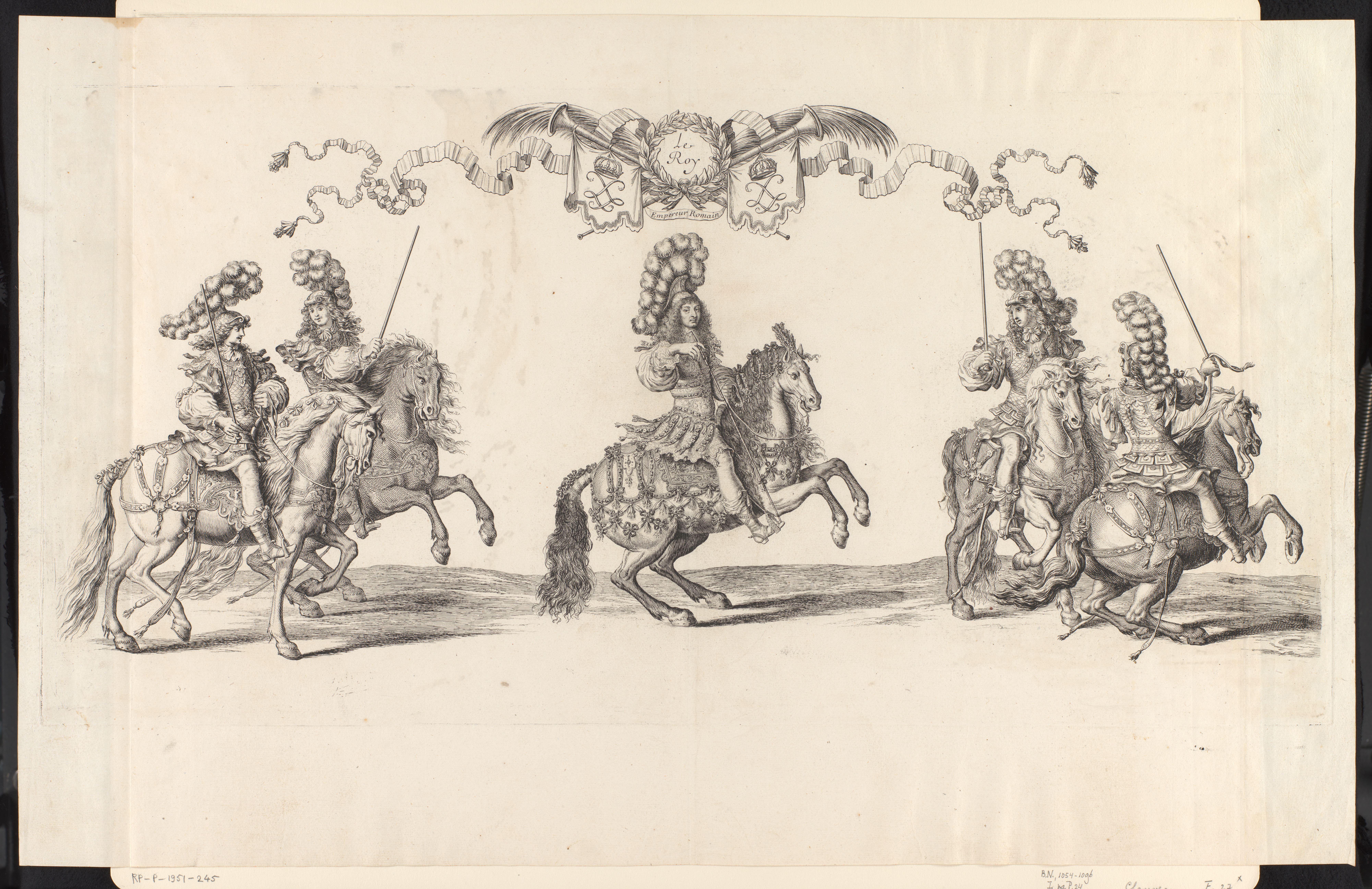 Koning Lodewijk XIV te paard met twee ruiters aan weerszijden in Romeins kostuum