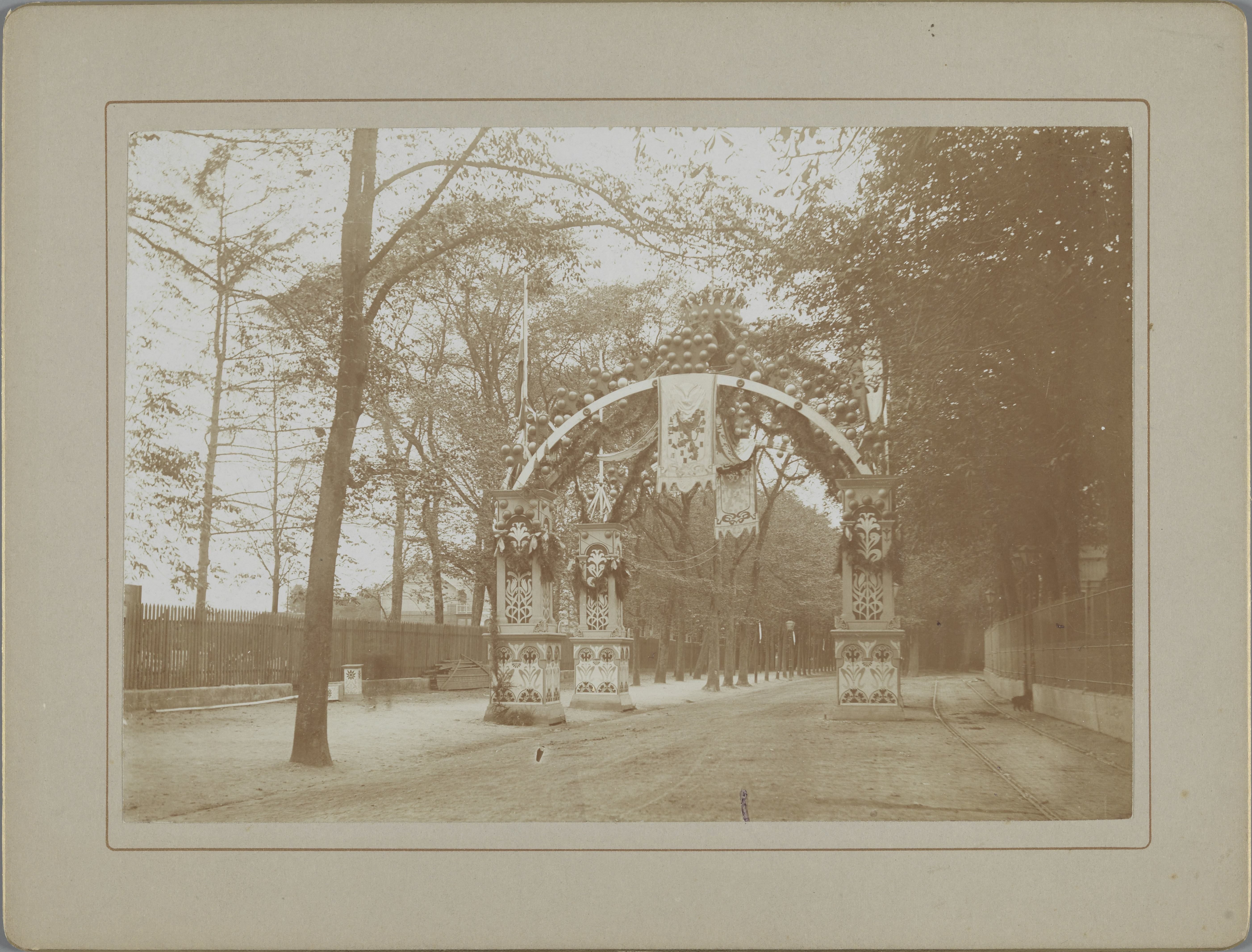 Versieringen in Den Haag ter gelegenheid van de inhuldiging van koningin Wilhelmina, 1898