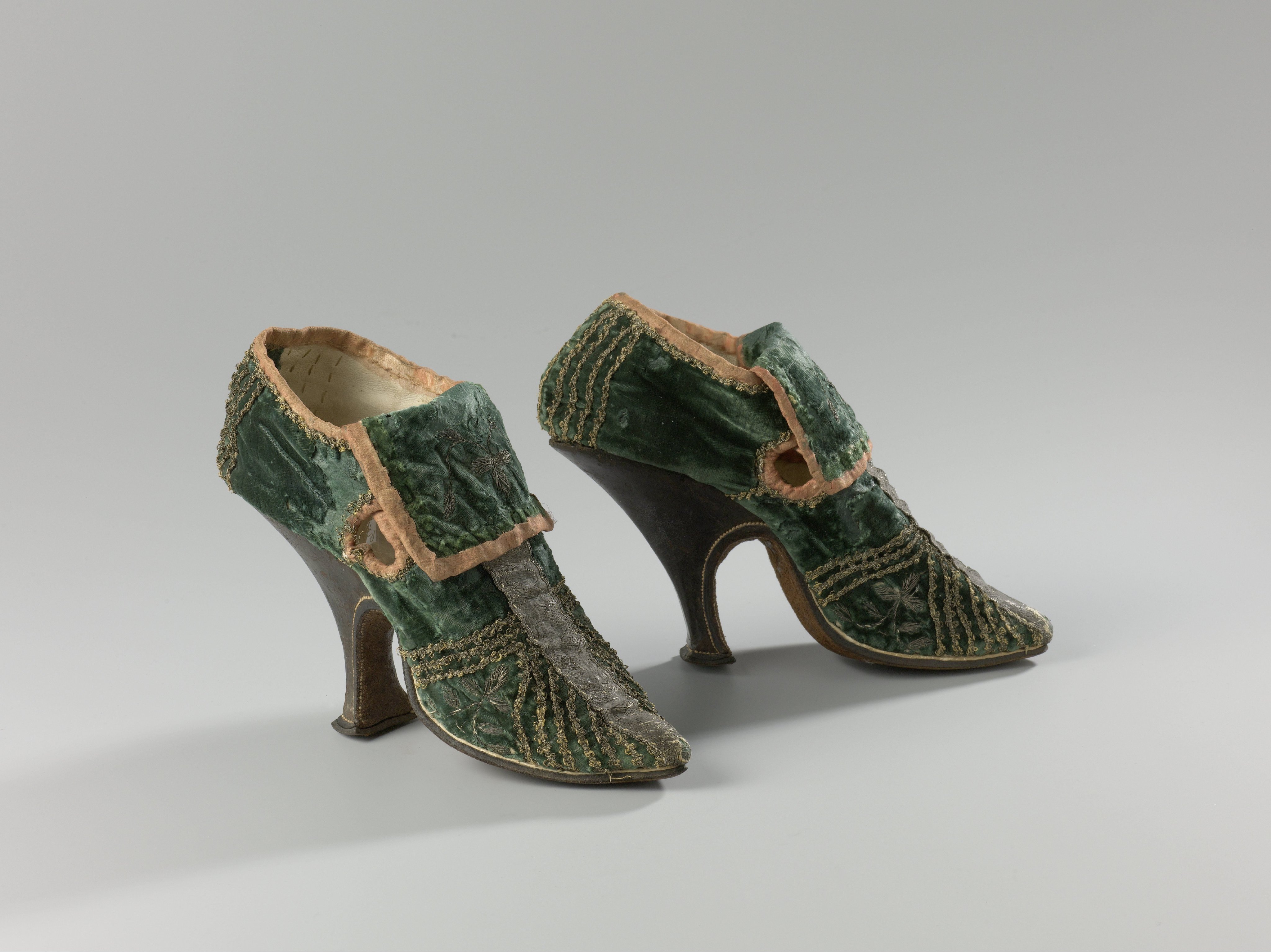 Paar damesschoenen met hoge hak