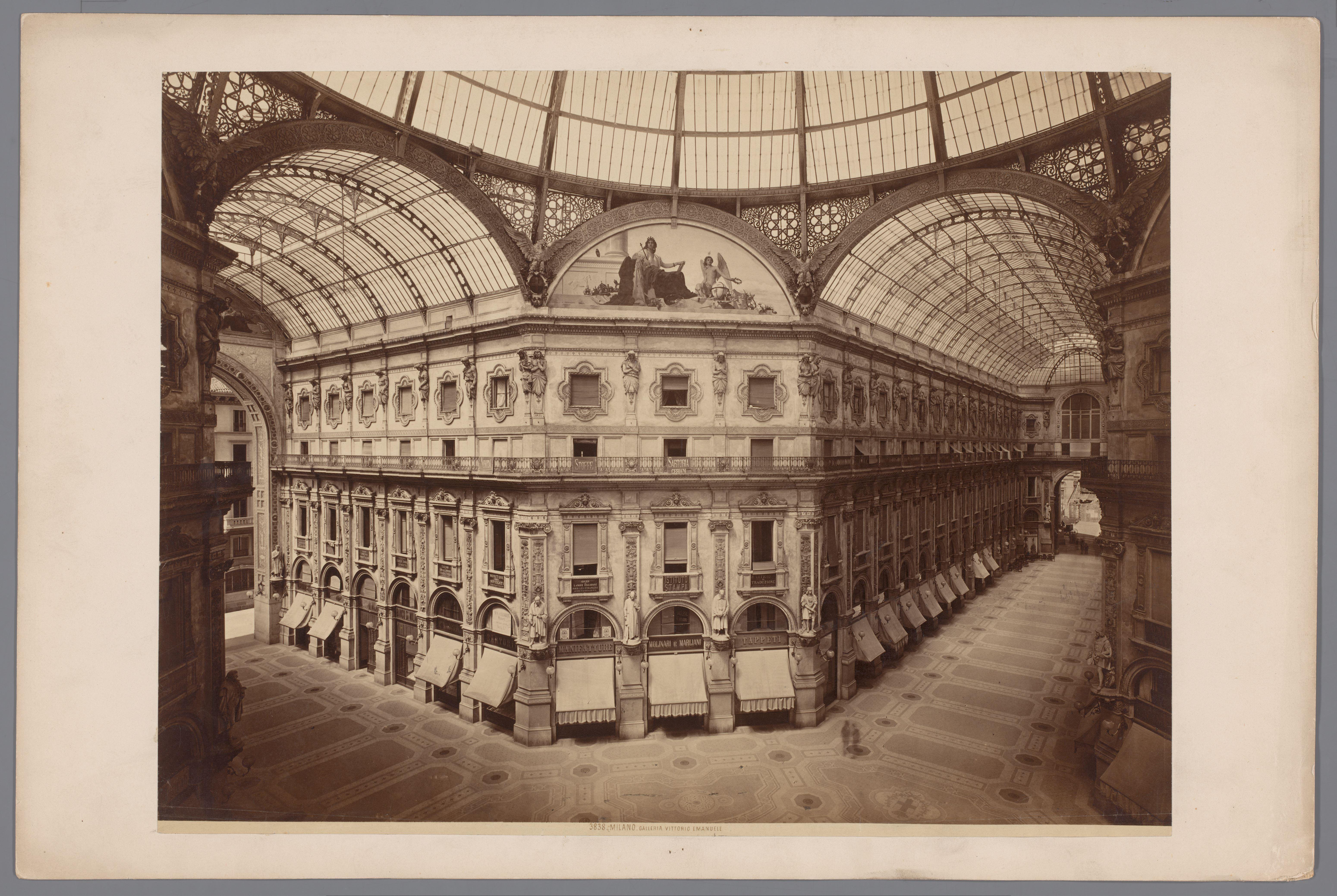 Interieur van de Galleria Vittorio Emanuele II te Milaan, Italië