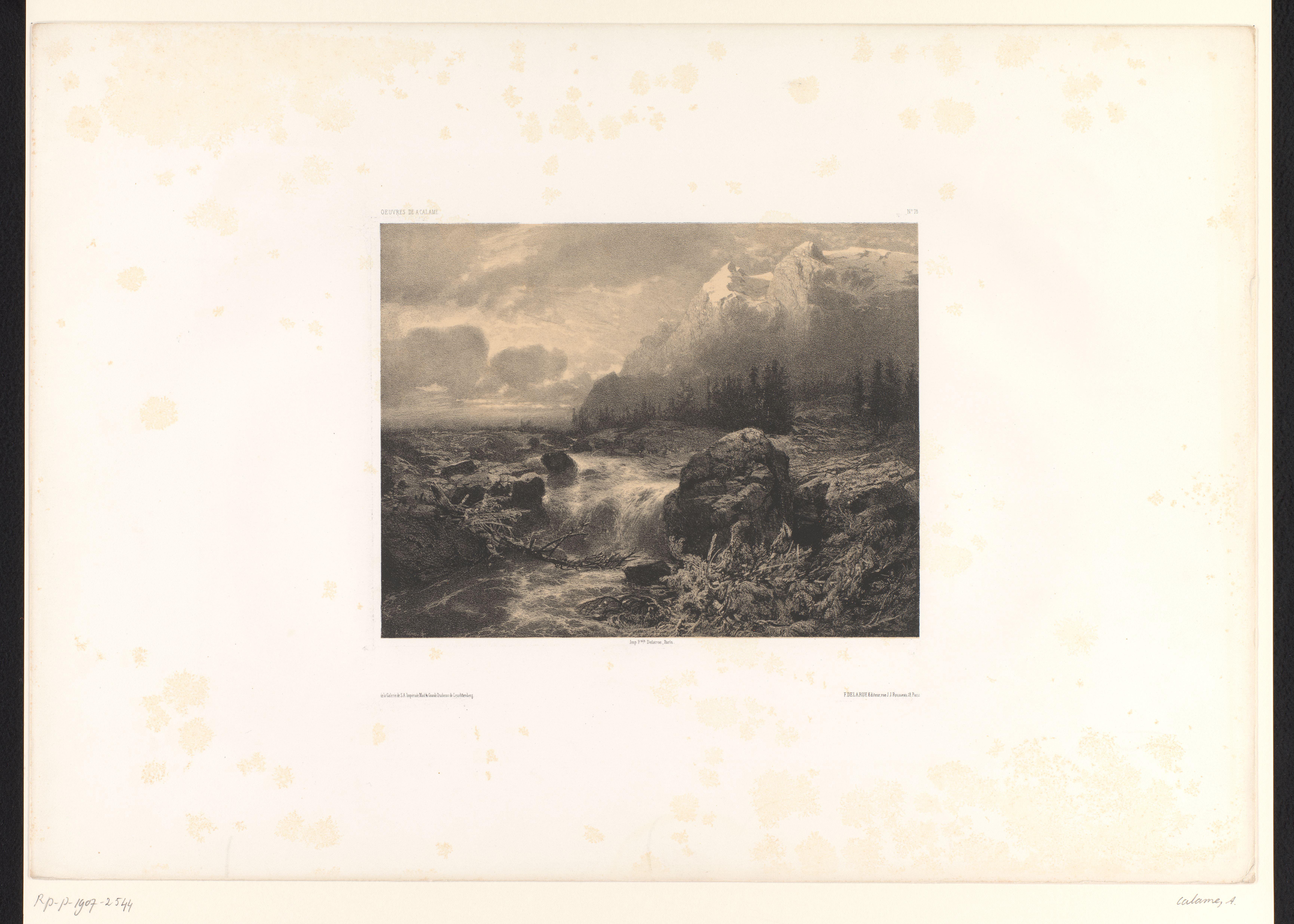 Berglandschap met beek tussen de rotsen