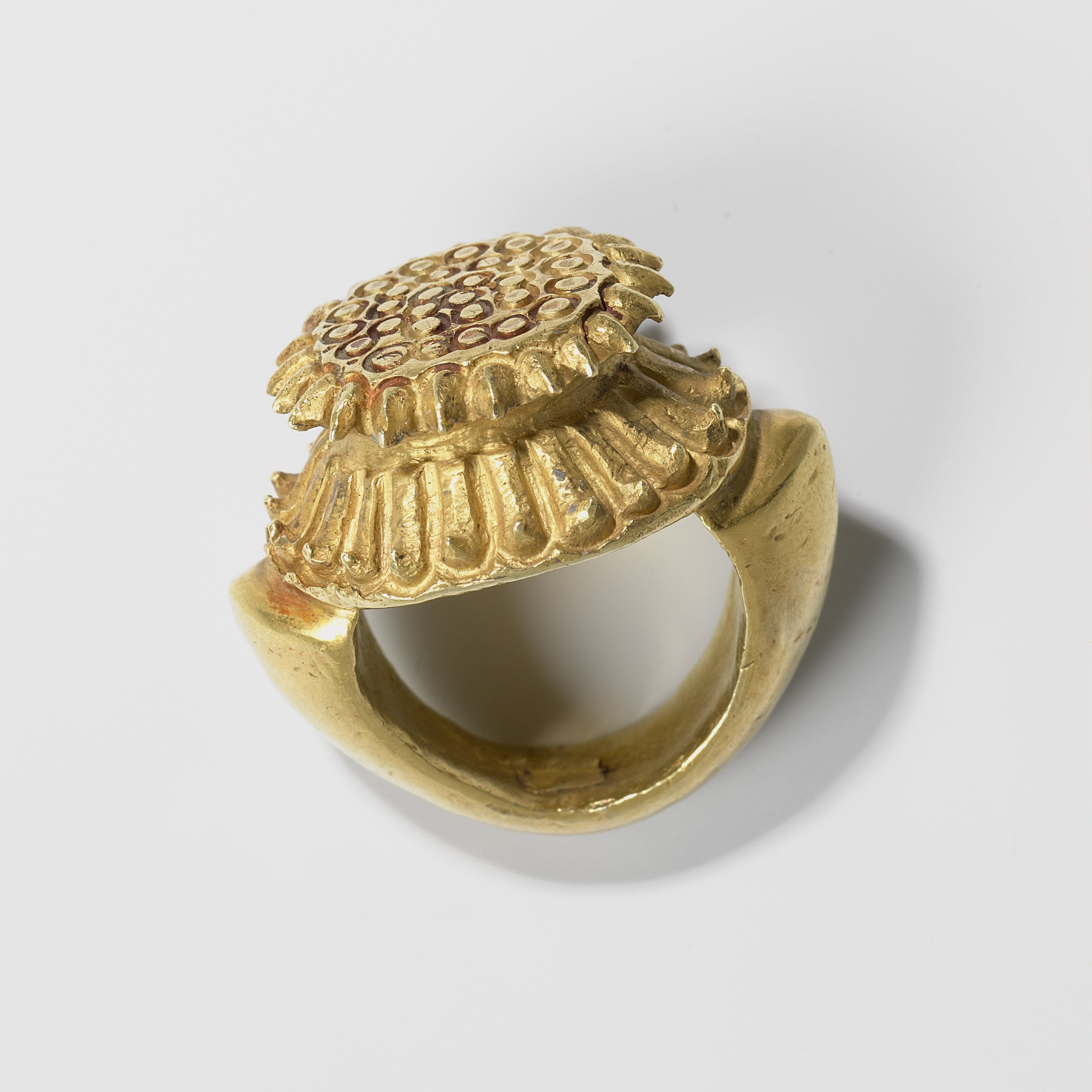 Ring met decoratie van lotuszaadjes