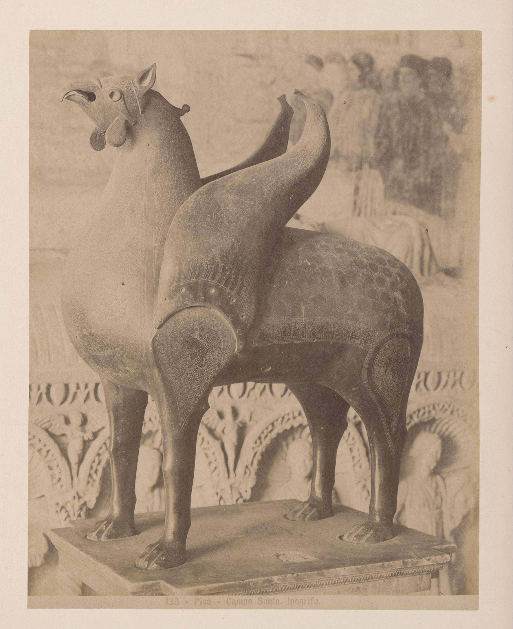 Sculptuur van een griffioen in het Camposanto te Pisa, Italië
