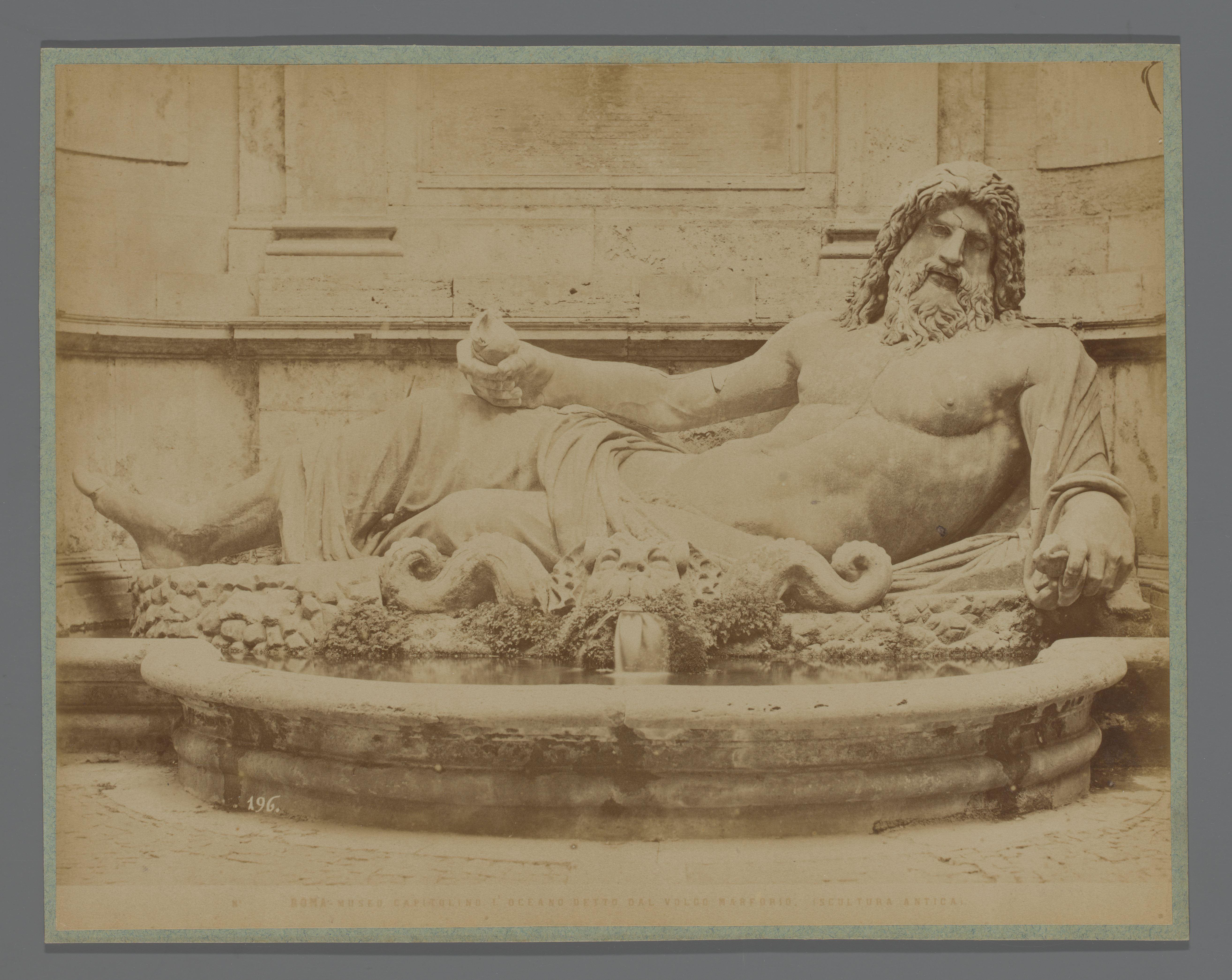 Fontein van Marforio in het Palazzo Nuovo te Rome, Italië