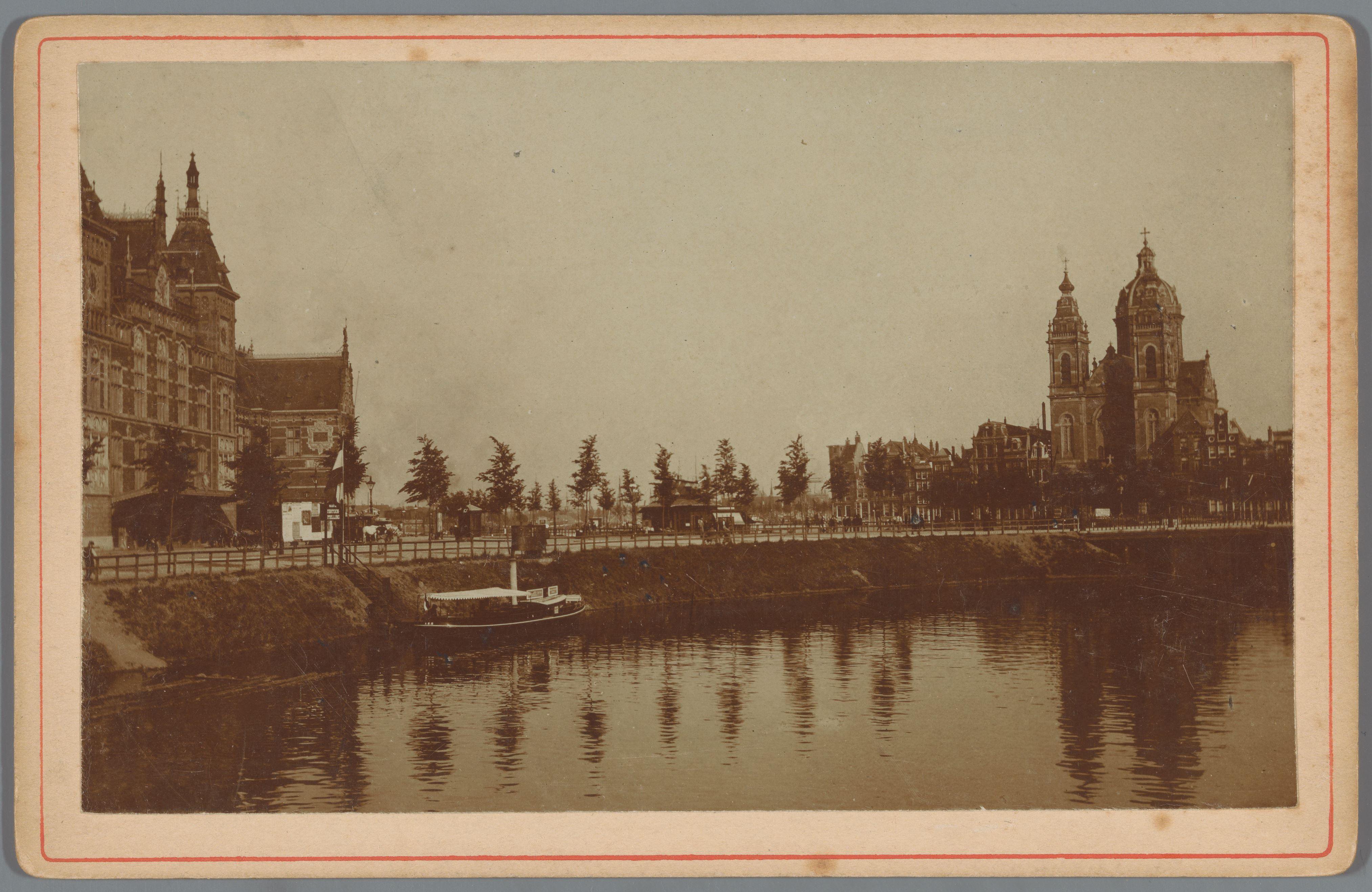 Gezicht op Centraal Station en Nicolaaskerk in Amsterdam, vanaf het Stationseiland