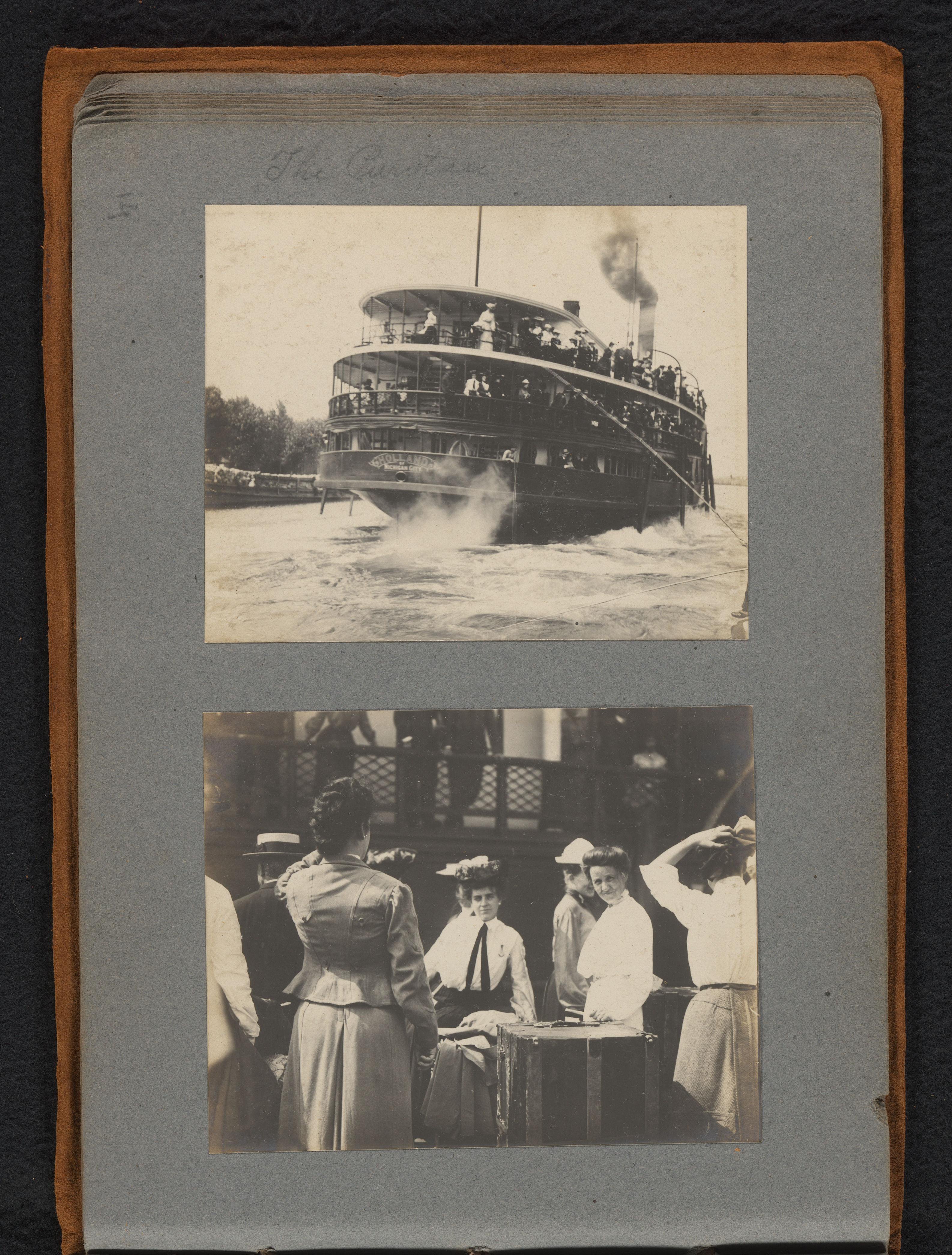 Stoomschip "The Puritan" te water en vrouwen met hutkoffers op een kade