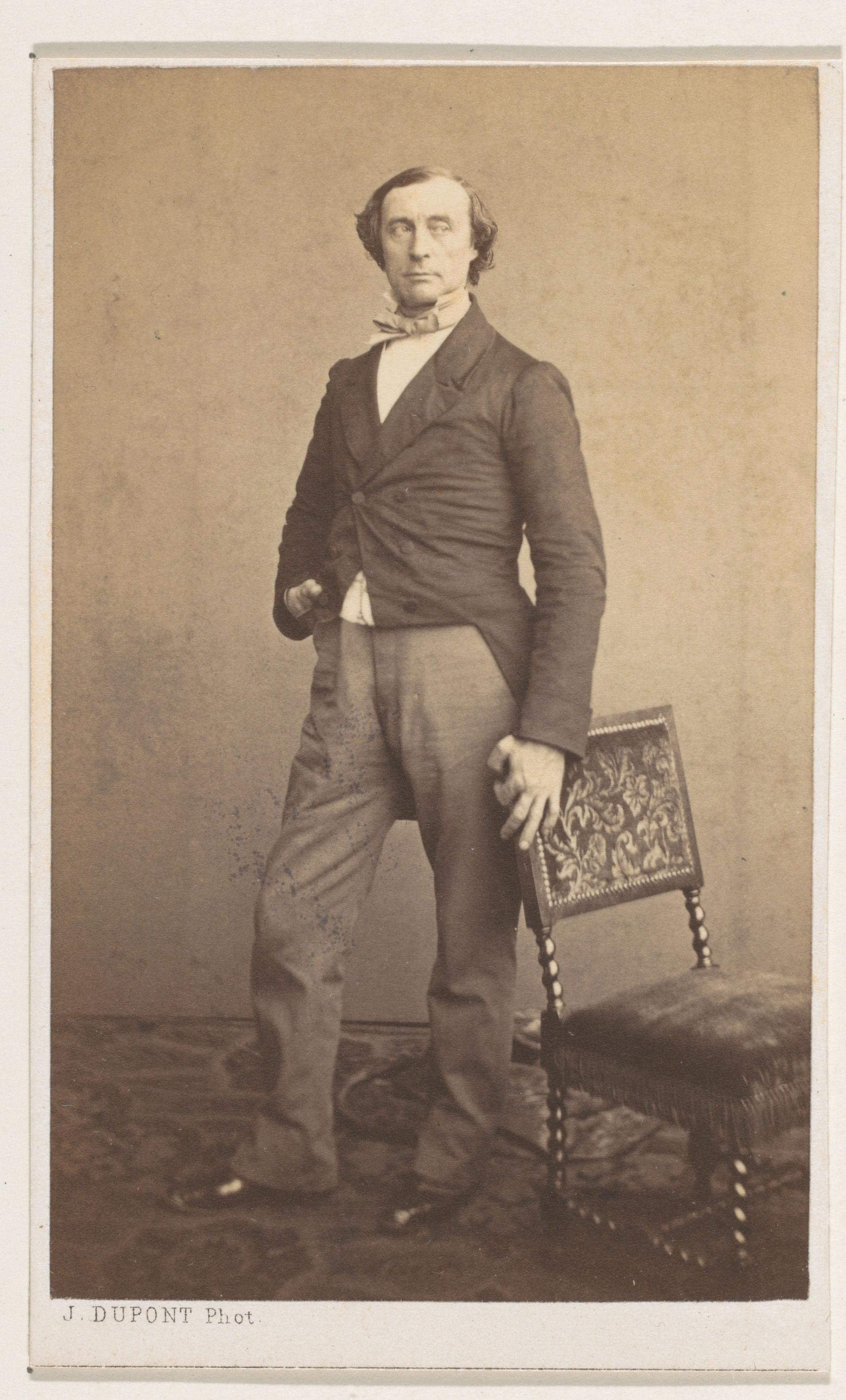 Portret van de beeldhouwer Léonard de Cuyper, ten voeten uit