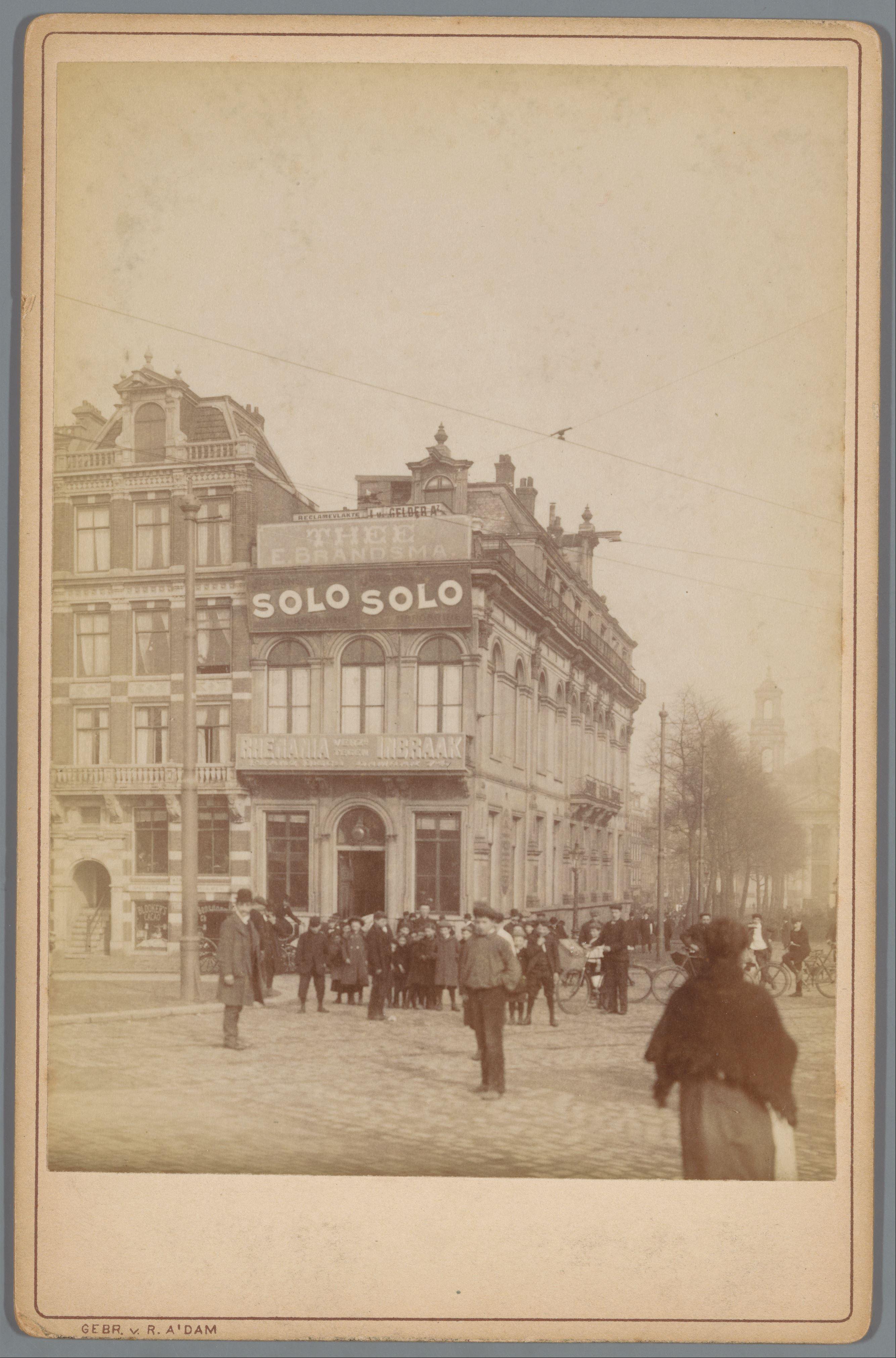 Gezicht op het gebouw Casino met daarin de diamantbeurs aan het Waterlooplein in Amsterdam