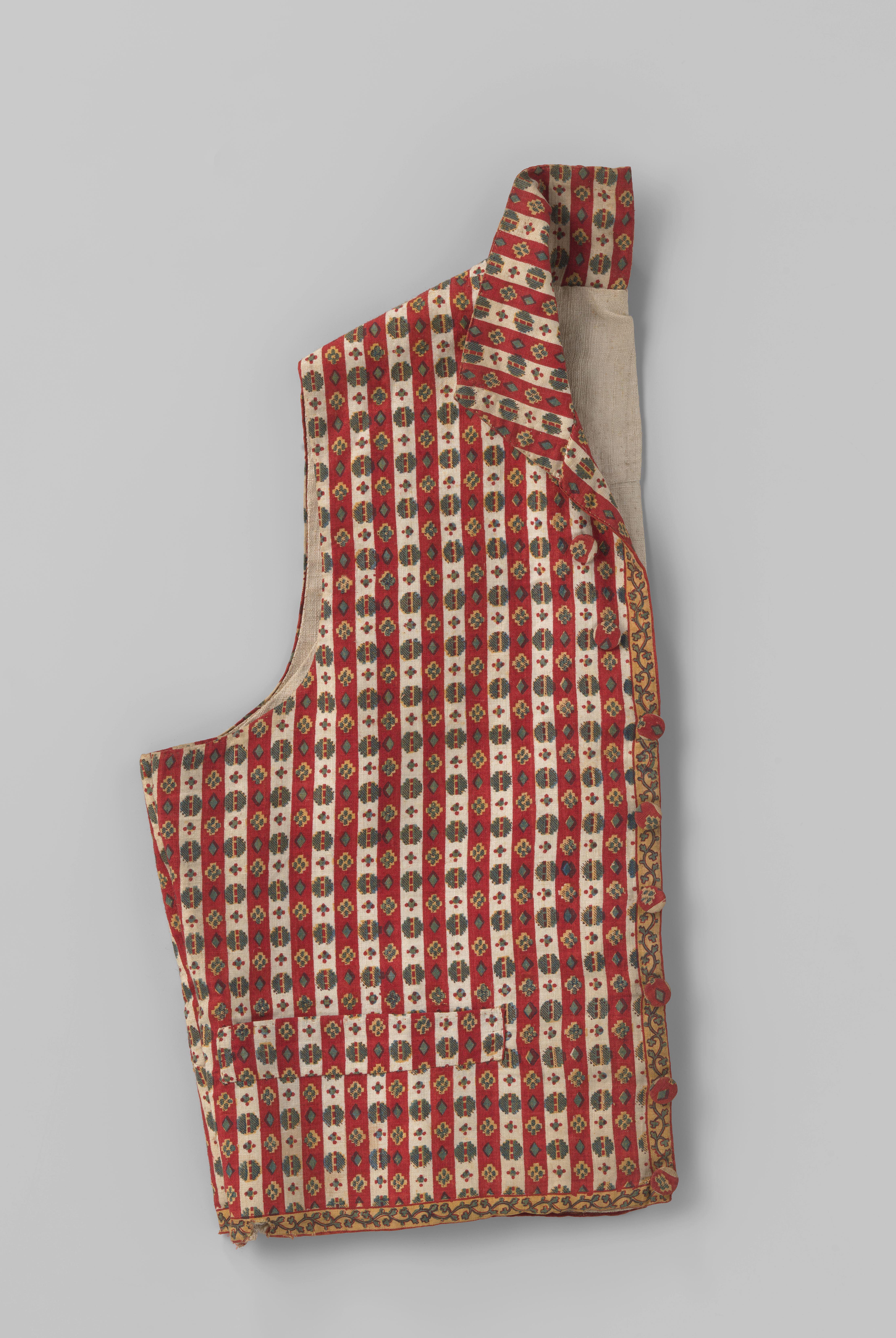 Vest met zes stofknopen, geflankeerd door twee loze knopen, van bedrukt linnen met rode en witte strepen, versierd met diverse motieven in geel, groen, rood en zwart