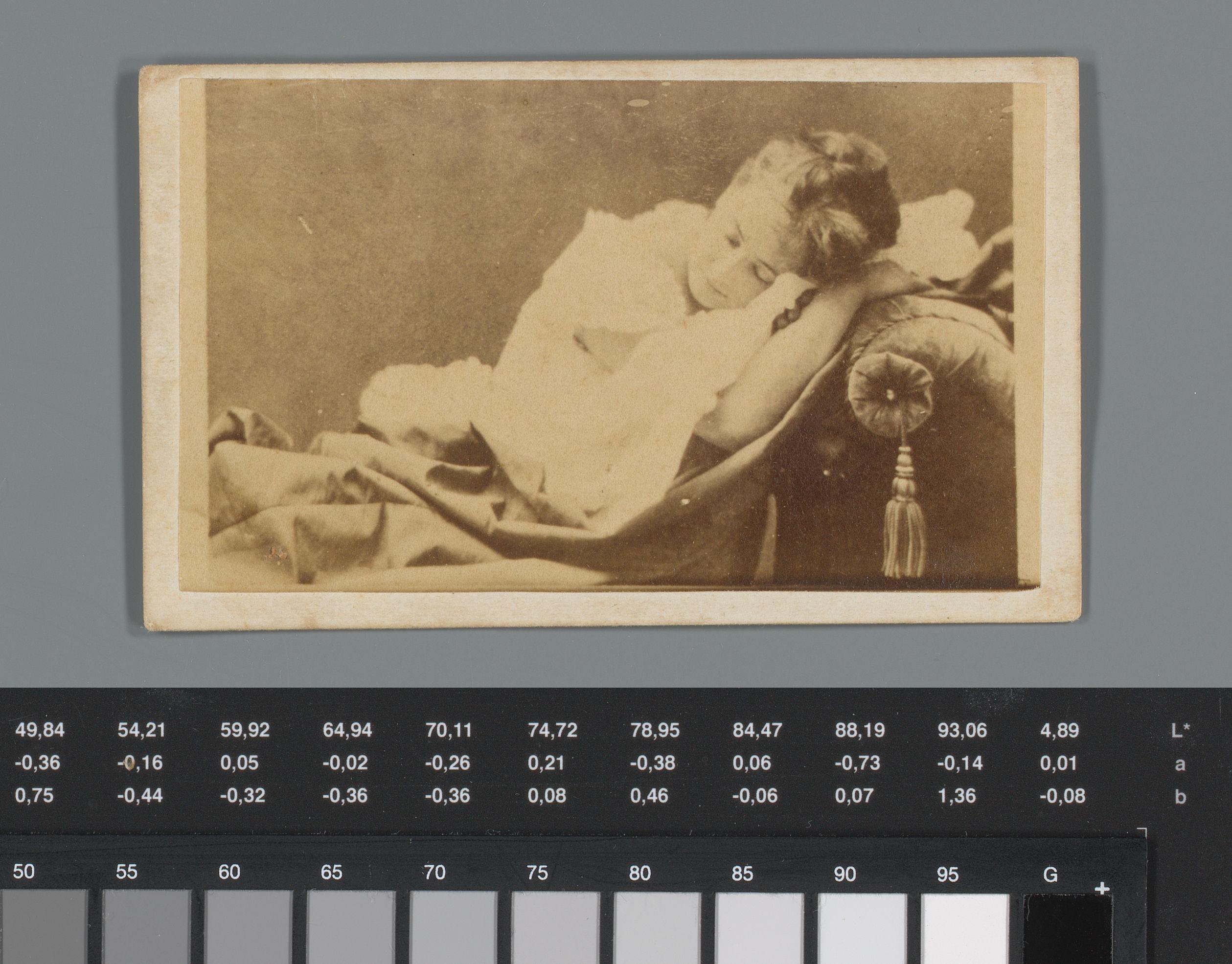 Reclame voor kaartfoto's met een portret van een slapende Grace Rawlinson
