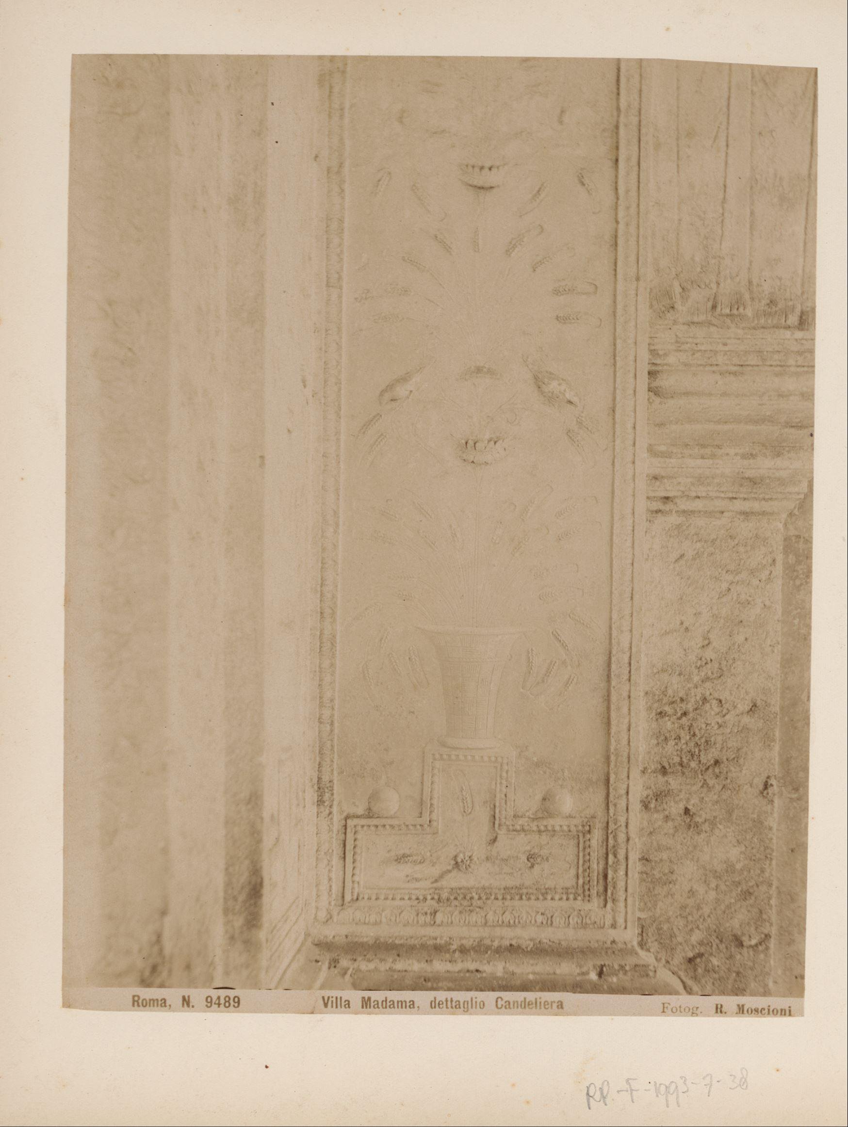 Detail van reliëf van een kandelaar in de Villa Madama te Rome