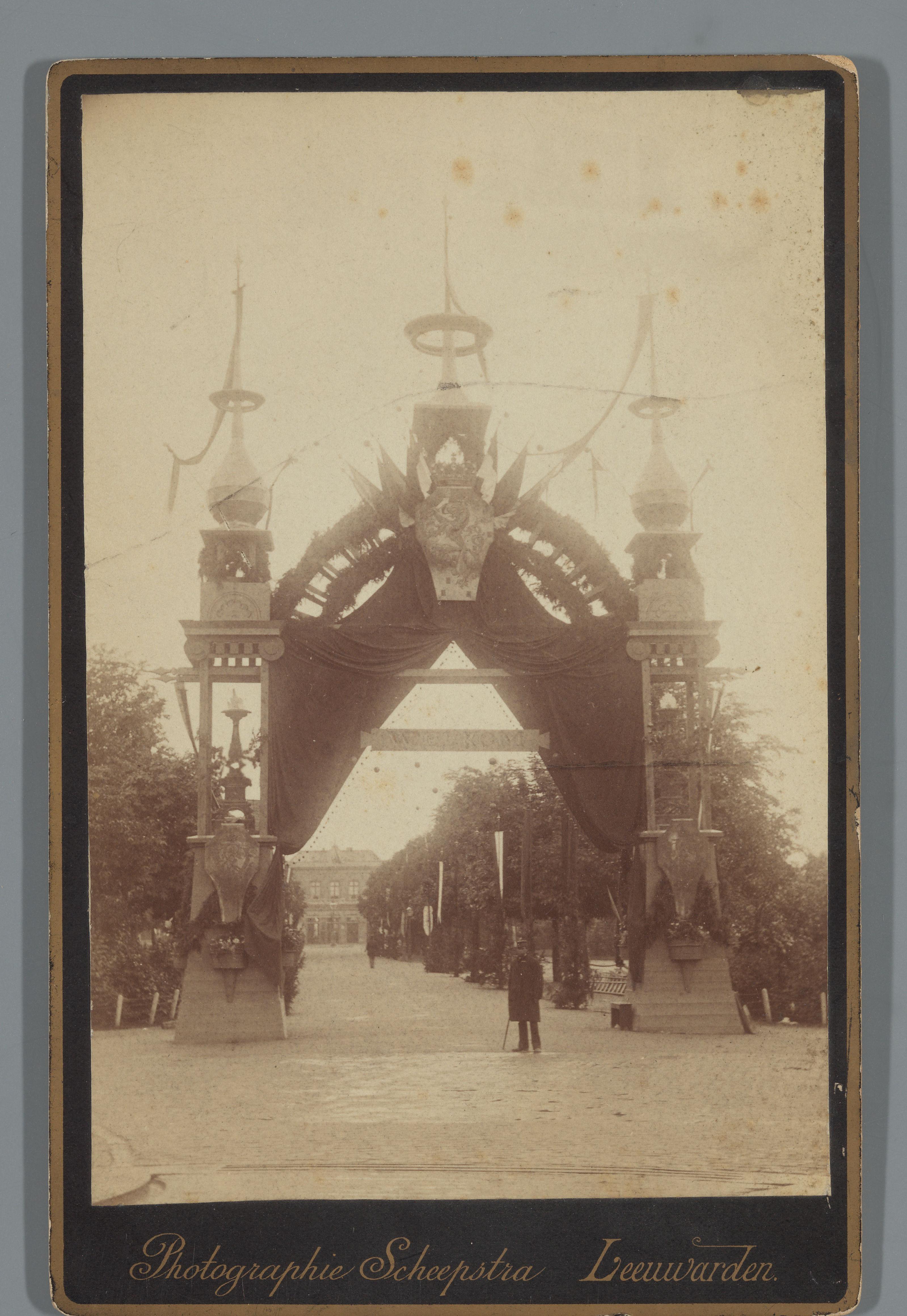Versieringen in Leeuwarden ter gelegenheid van de inhuldiging van koningin Wilhelmina, 1898