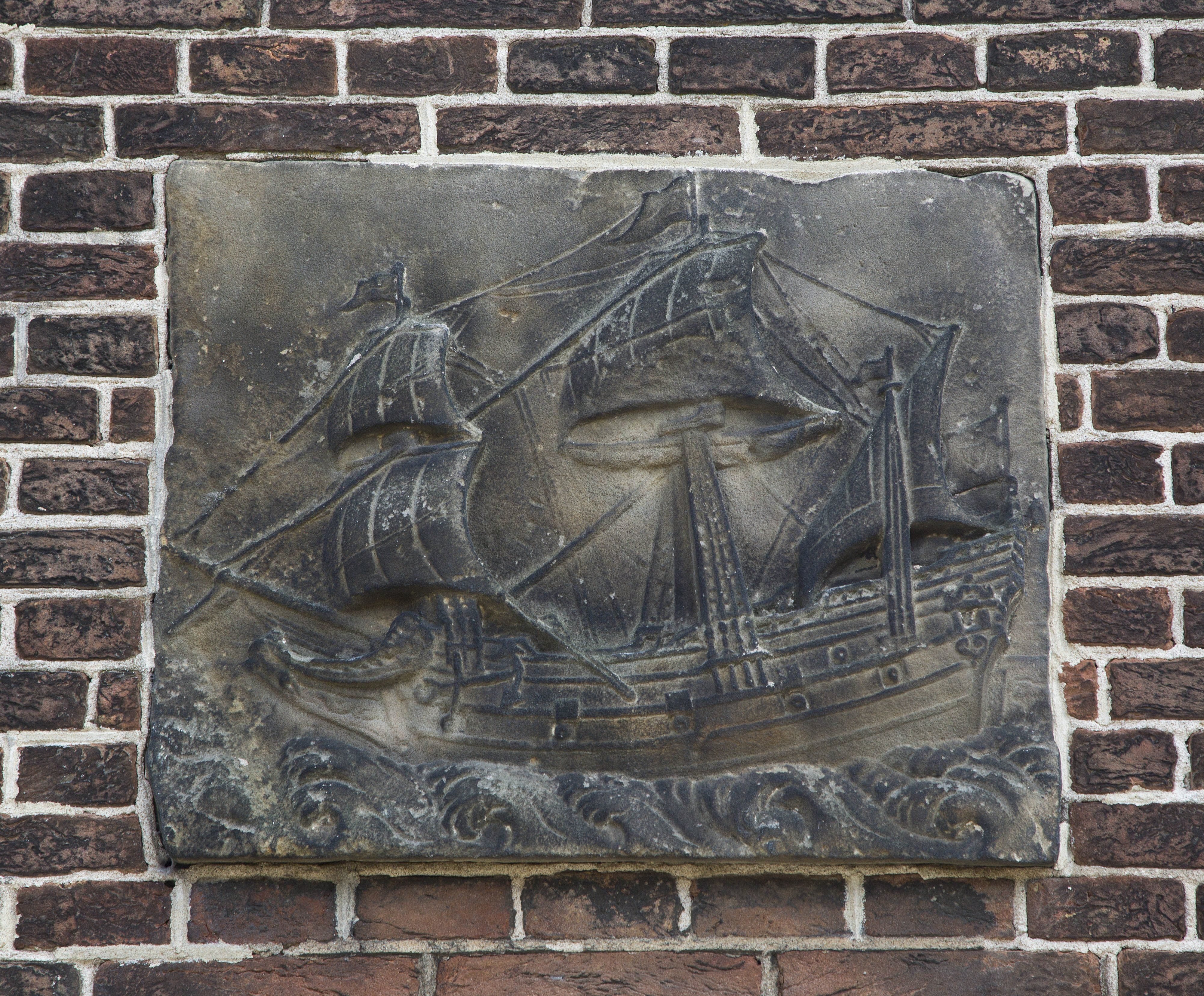 Gevelsteen met zeilschip type Pinas