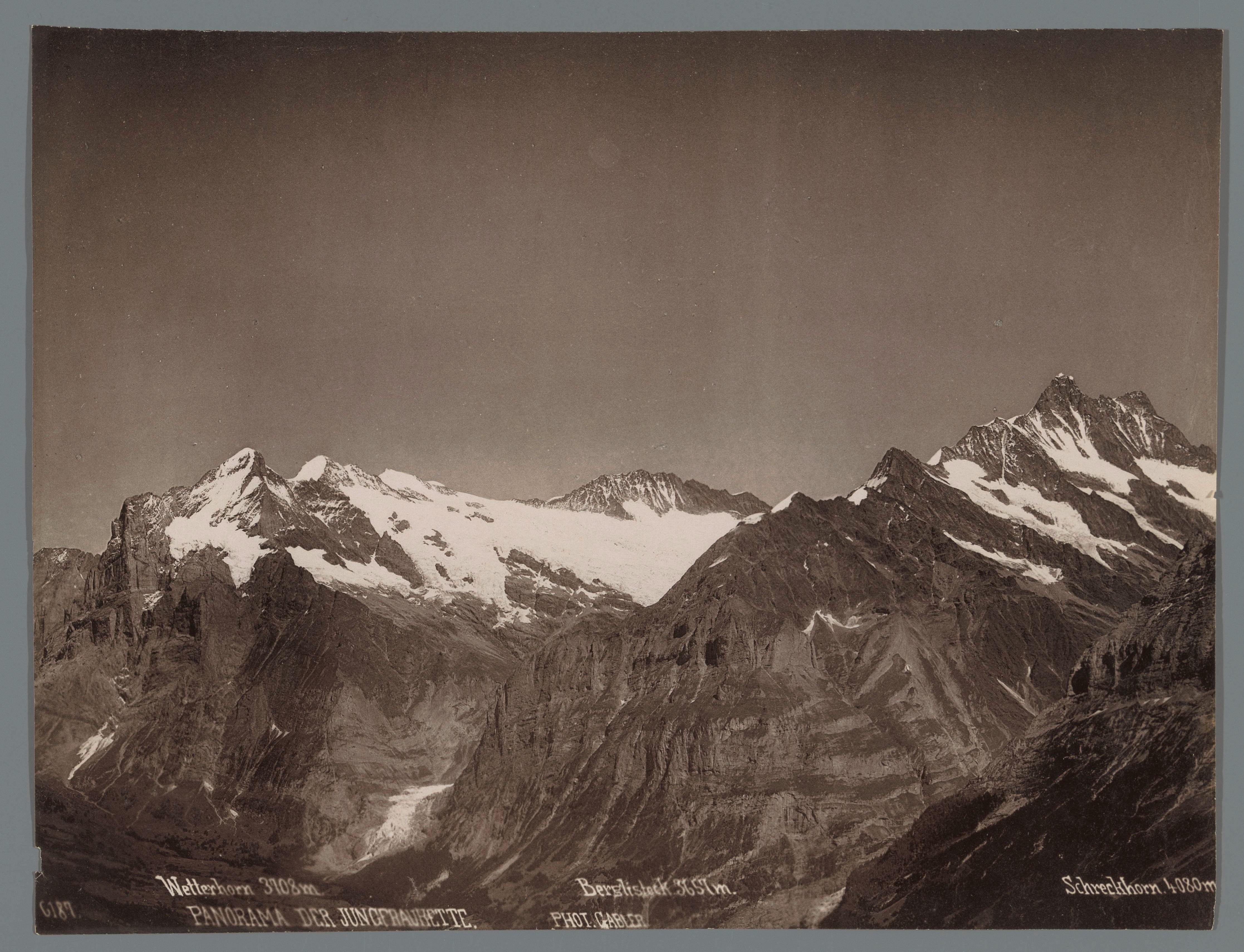 Gezicht op de Wetterhorn, de Berglistock en de Schreckhorn in de Berner Alpen
