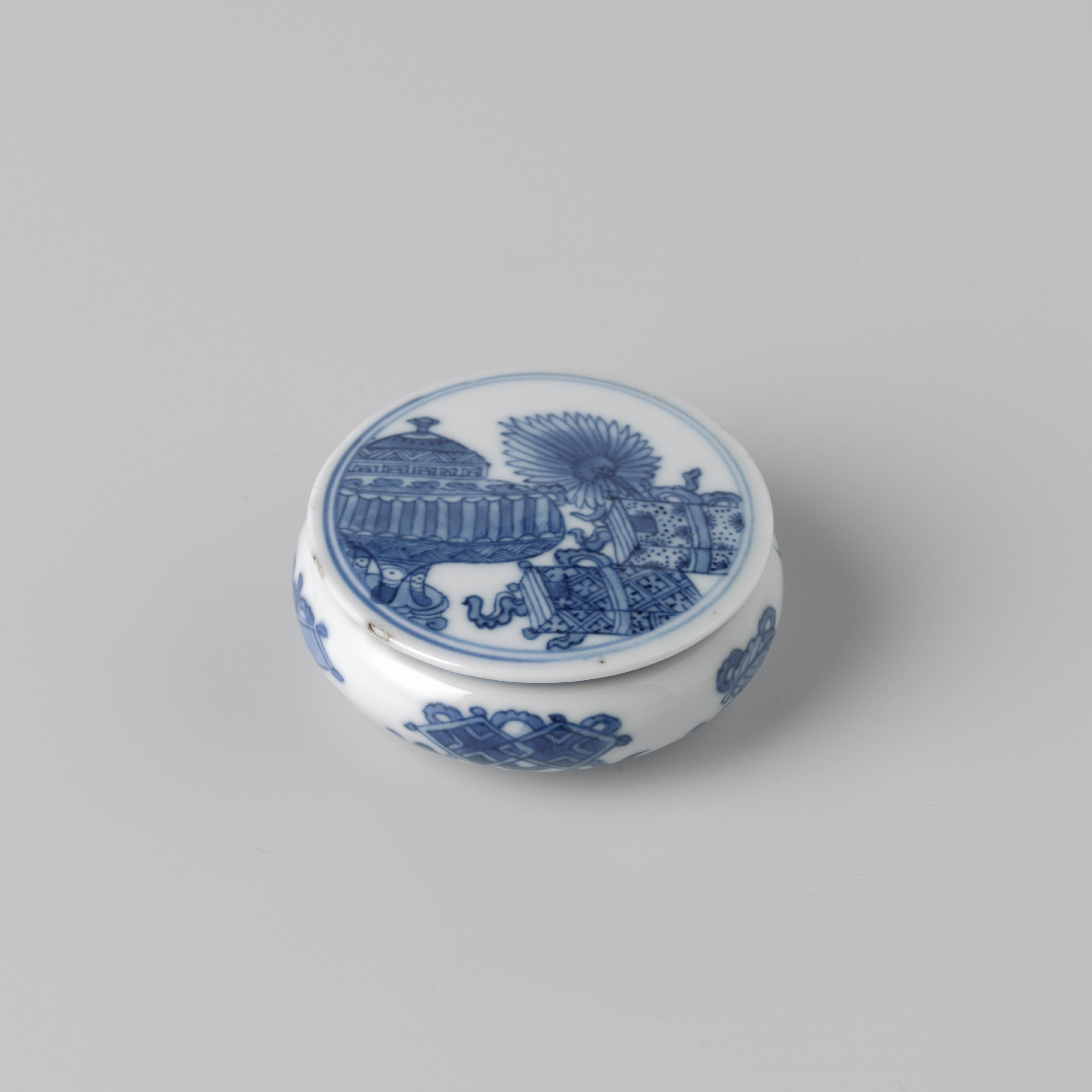 Round box with antiquities and precious objects