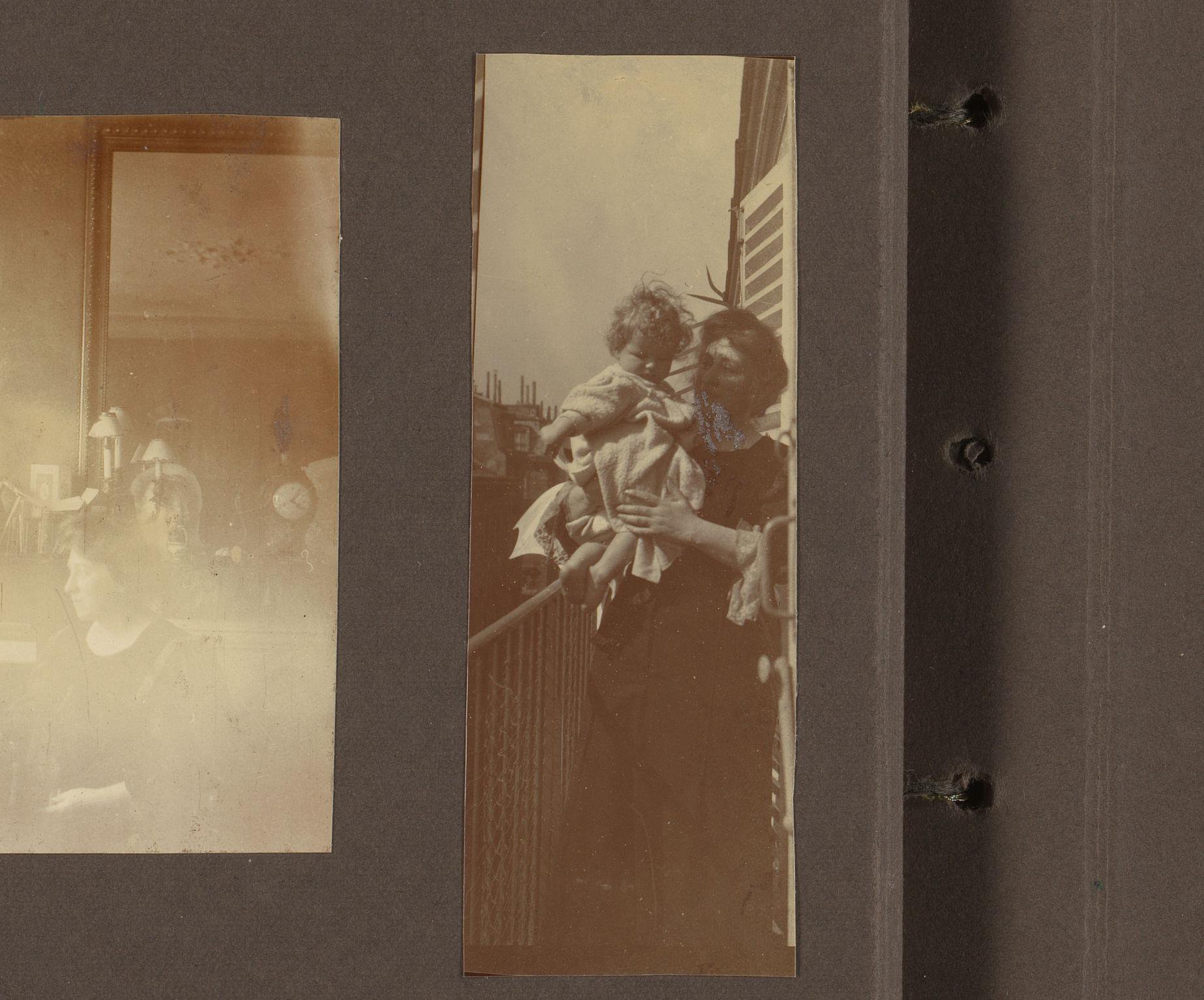 Elsa Diepenbrock op een balkon met een peuter op de arm, vermoedelijk haar dochter Thea of Joanna Diepenbrock