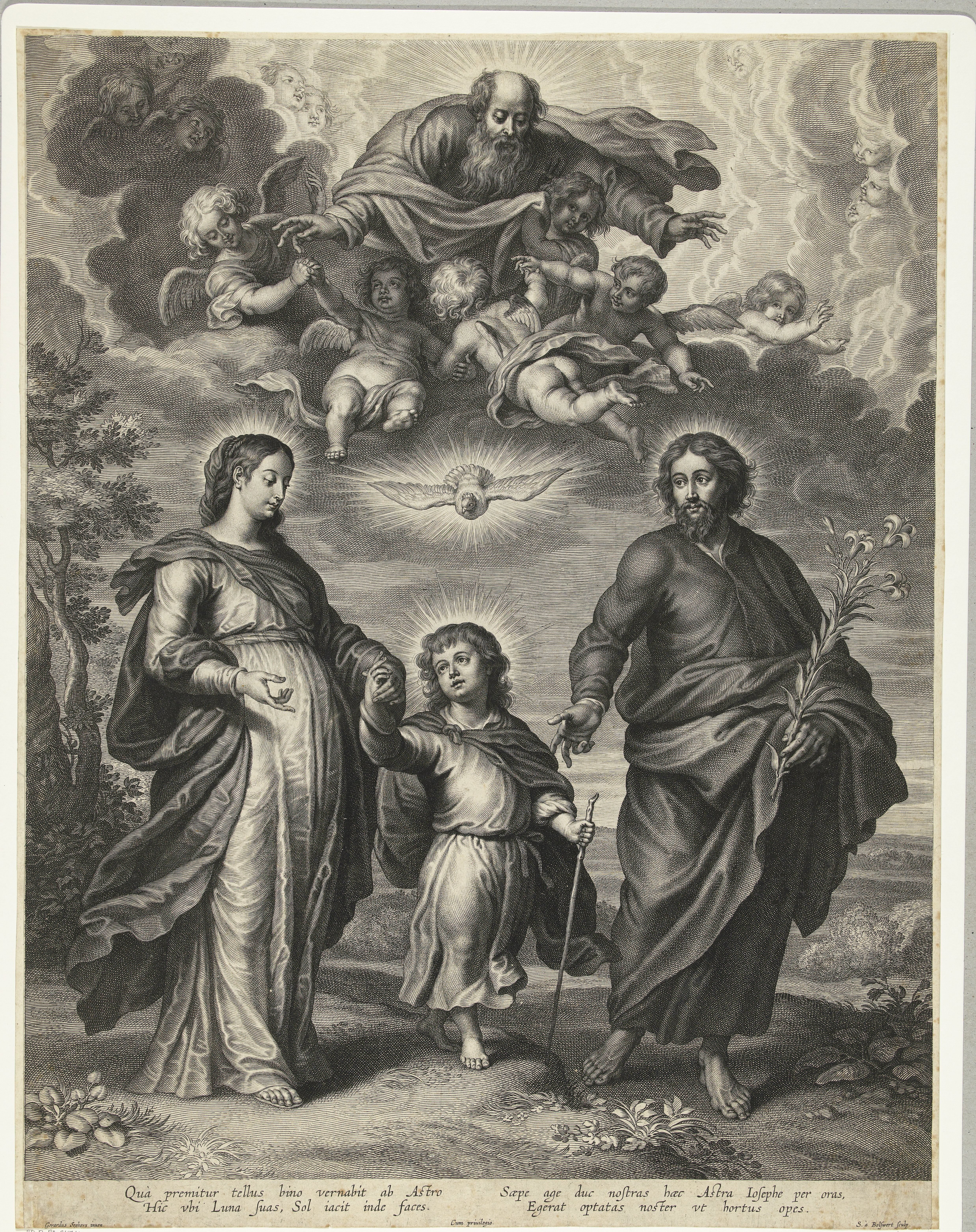 Christuskind loopt tussen Maria en Jozef met boven hen God, Heilige Geest en engelen